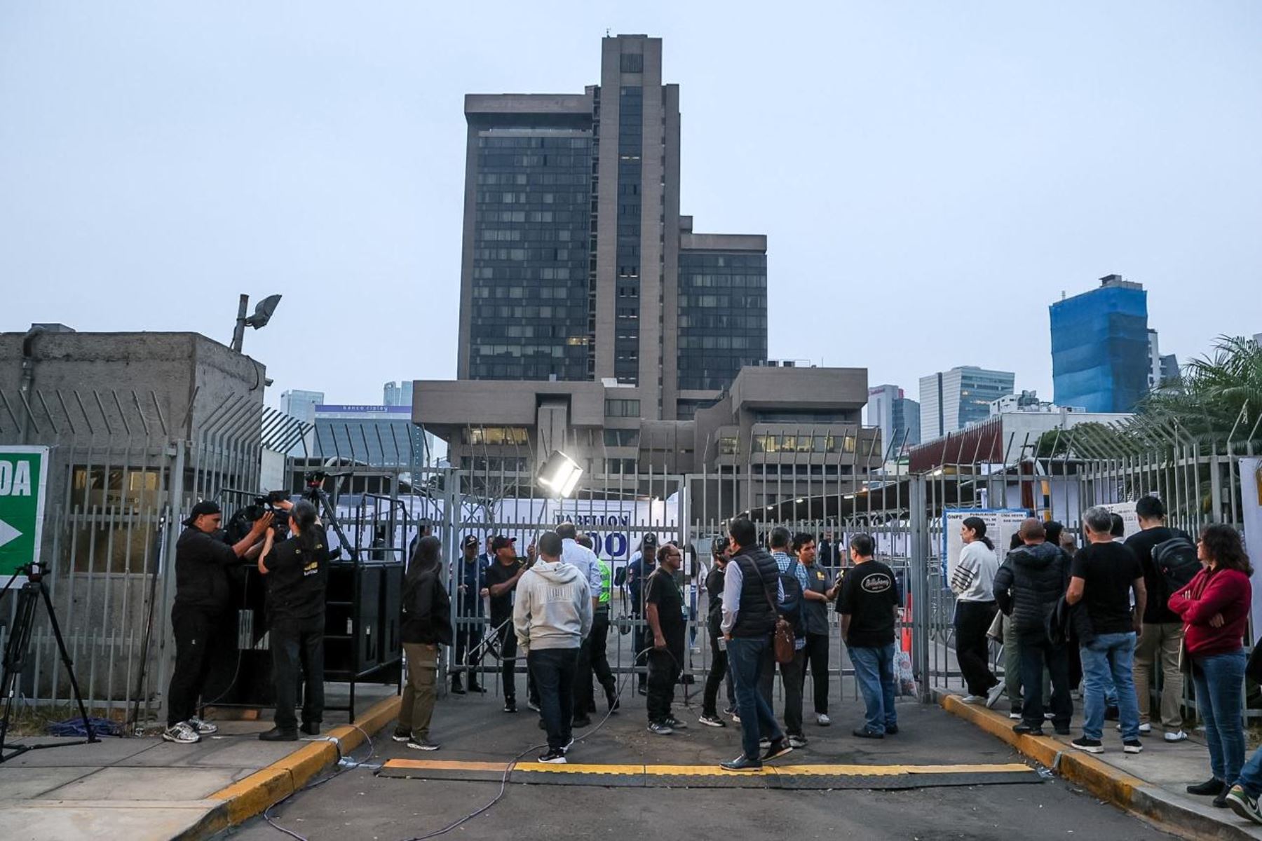 A las afueras de la estación de Petroperú, en San Isidro, votantes, personal de seguridad, representantes de la ONPE y miembros de Transparencia permanecen a la espera de que las autoridades den inicio a la jornada de elecciones municipales de hoy. Foto: ANDINA/Luis Iparraguirre