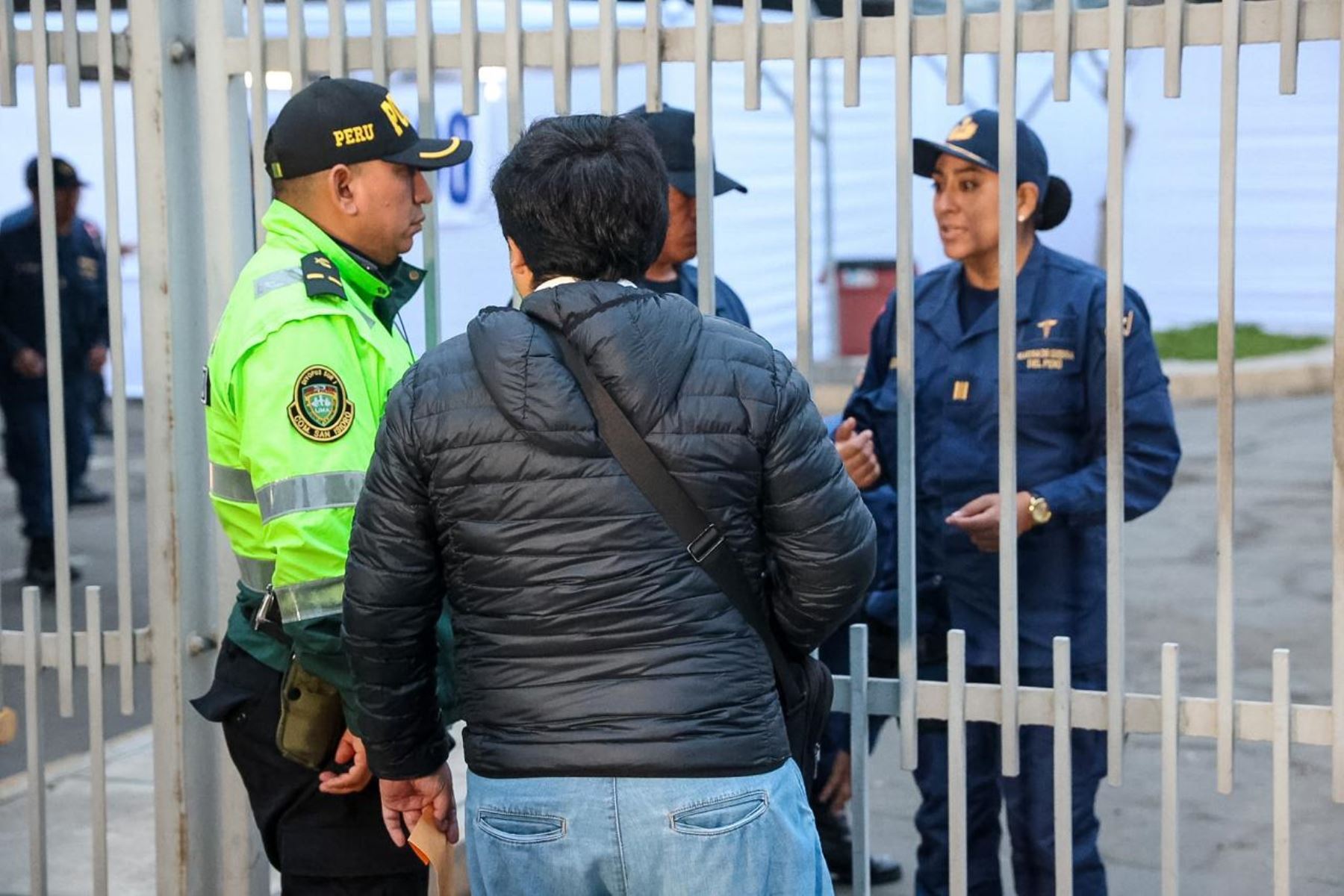 A las afueras de la estación de Petroperú, en San Isidro, votantes, personal de seguridad, representantes de la ONPE y miembros de Transparencia permanecen a la espera de que las autoridades den inicio a la jornada de elecciones municipales de hoy. Foto: ANDINA/Luis Iparraguirre