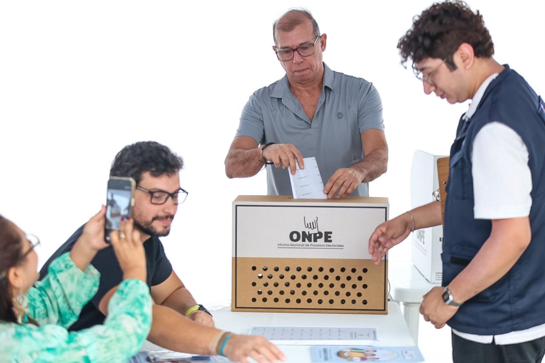 Las elecciones municipales 2026 se desarrollan con total normalidad en San Isidro, donde las mesas de sufragio fueron abiertas sin novedades. Los electores acuden desde tempranas horas para emitir su voto, bajo la supervisión del personal de la ONPE, seguridad y Transparencia. Foto: ANDINA/Luis Iparraguirre.
