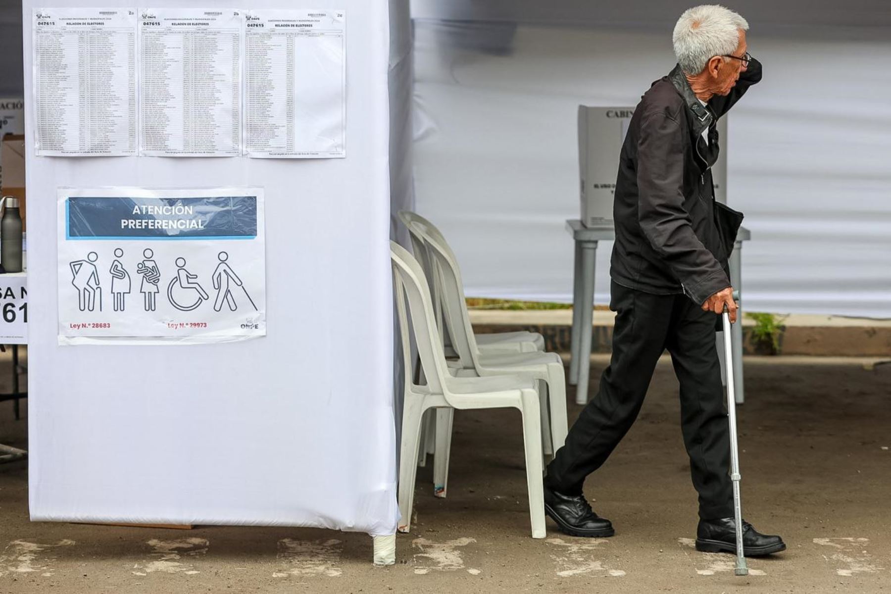 Las elecciones municipales 2026 se desarrollan con total normalidad en Petroperú, San Isidro, donde las mesas de sufragio fueron abiertas sin novedades. Los electores acuden desde tempranas horas para emitir su voto, bajo la supervisión del personal de la ONPE, seguridad y Transparencia. Foto: ANDINA/Luis Iparraguirre.