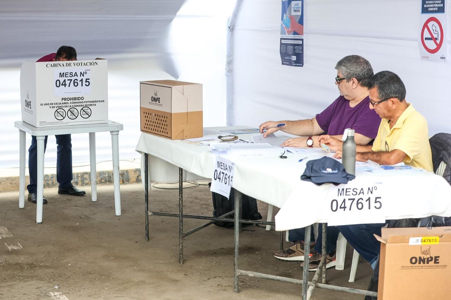 Las elecciones municipales 2026 se desarrollan con total normalidad en Petroperú, San Isidro, donde las mesas de sufragio fueron abiertas sin novedades. Los electores acuden desde tempranas horas para emitir su voto, bajo la supervisión del personal de la ONPE, seguridad y Transparencia. Foto: ANDINA/Luis Iparraguirre.