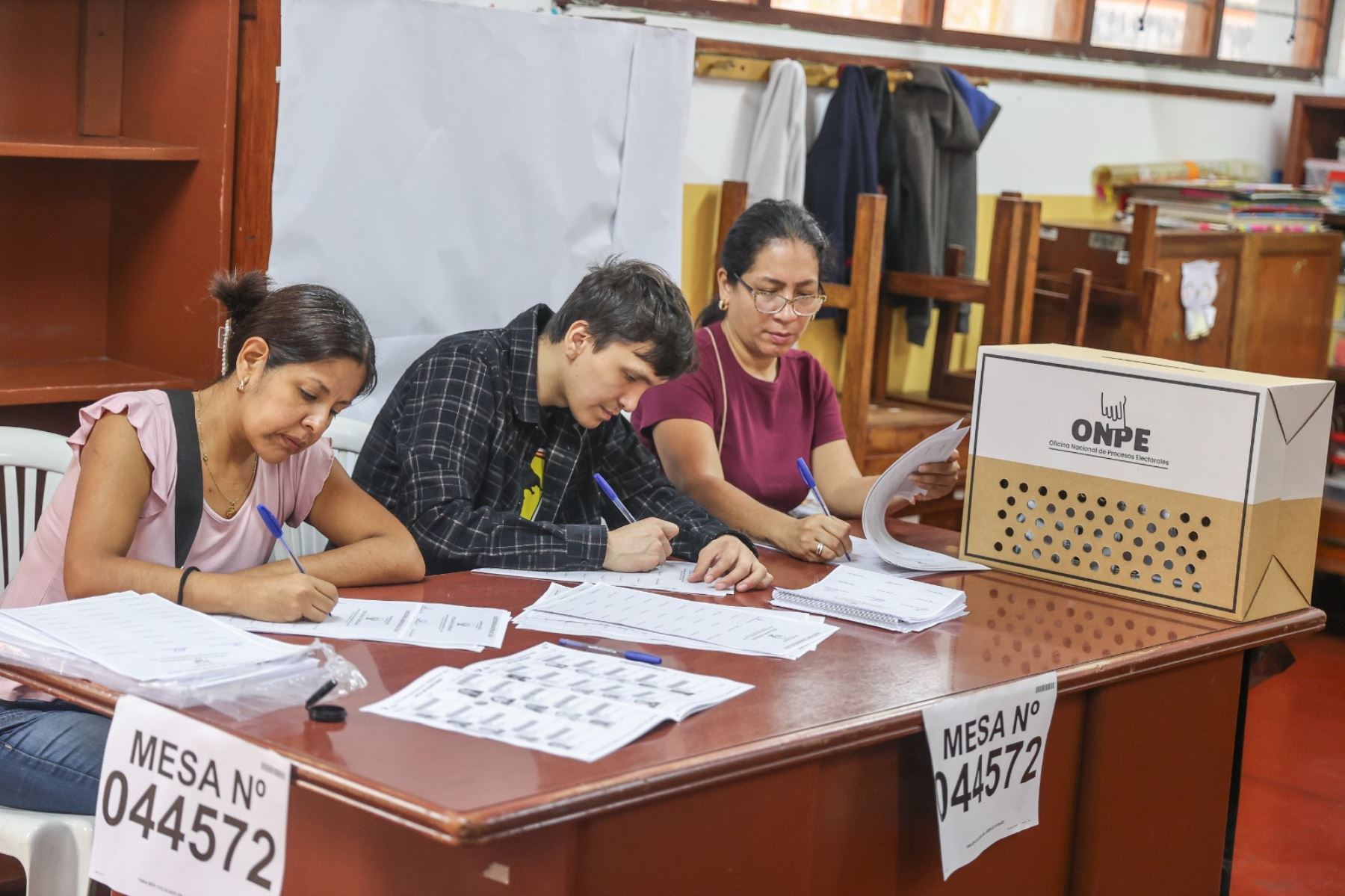 En todo el país, millones de ciudadanos ejercen hoy su derecho al voto durante las Elecciones Regionales y Municipales 2026. Foto: ANDINA/ Andrés Valle