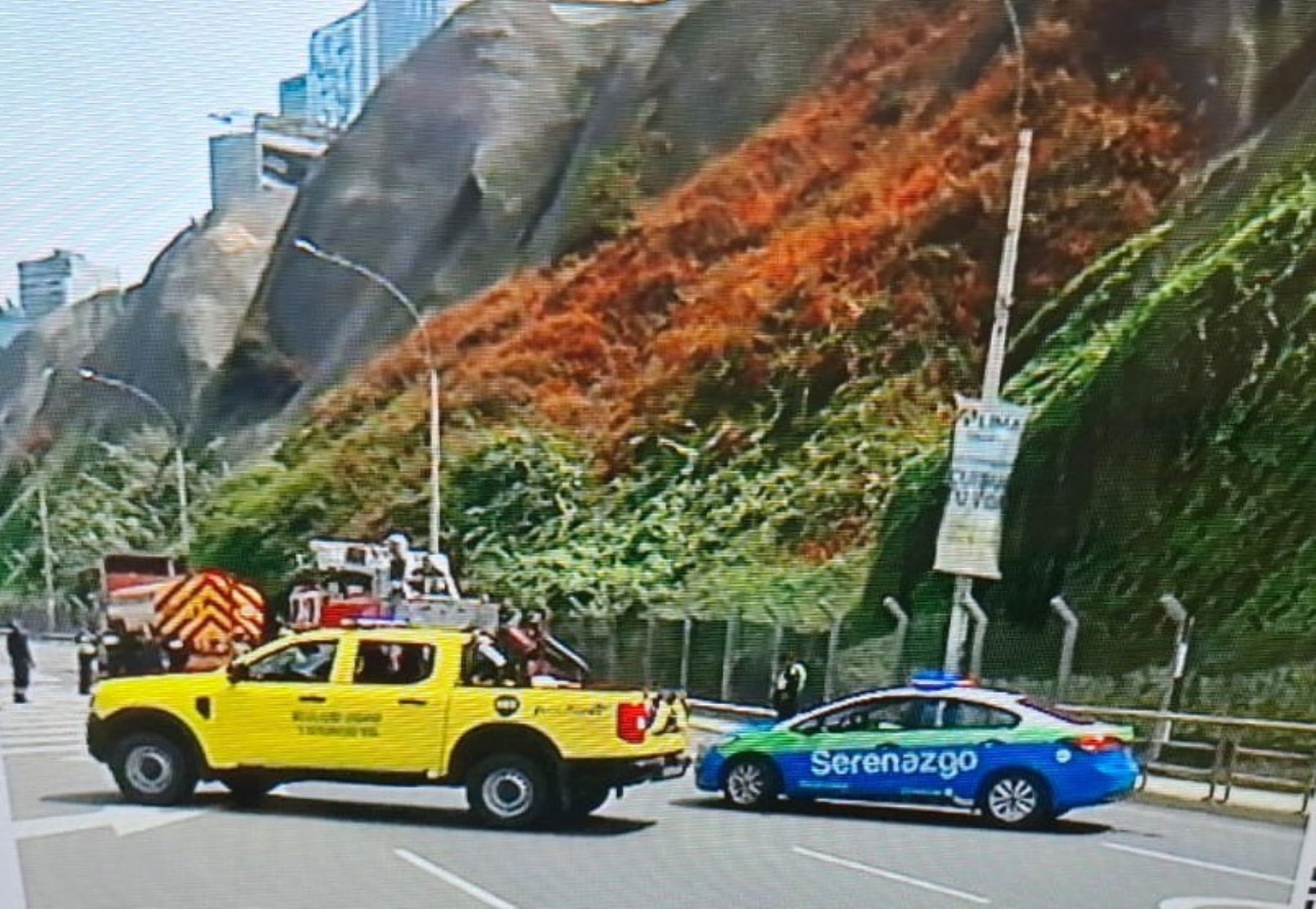 Miraflores: cierran la Costa Verde por incendio en maleza del acantilado