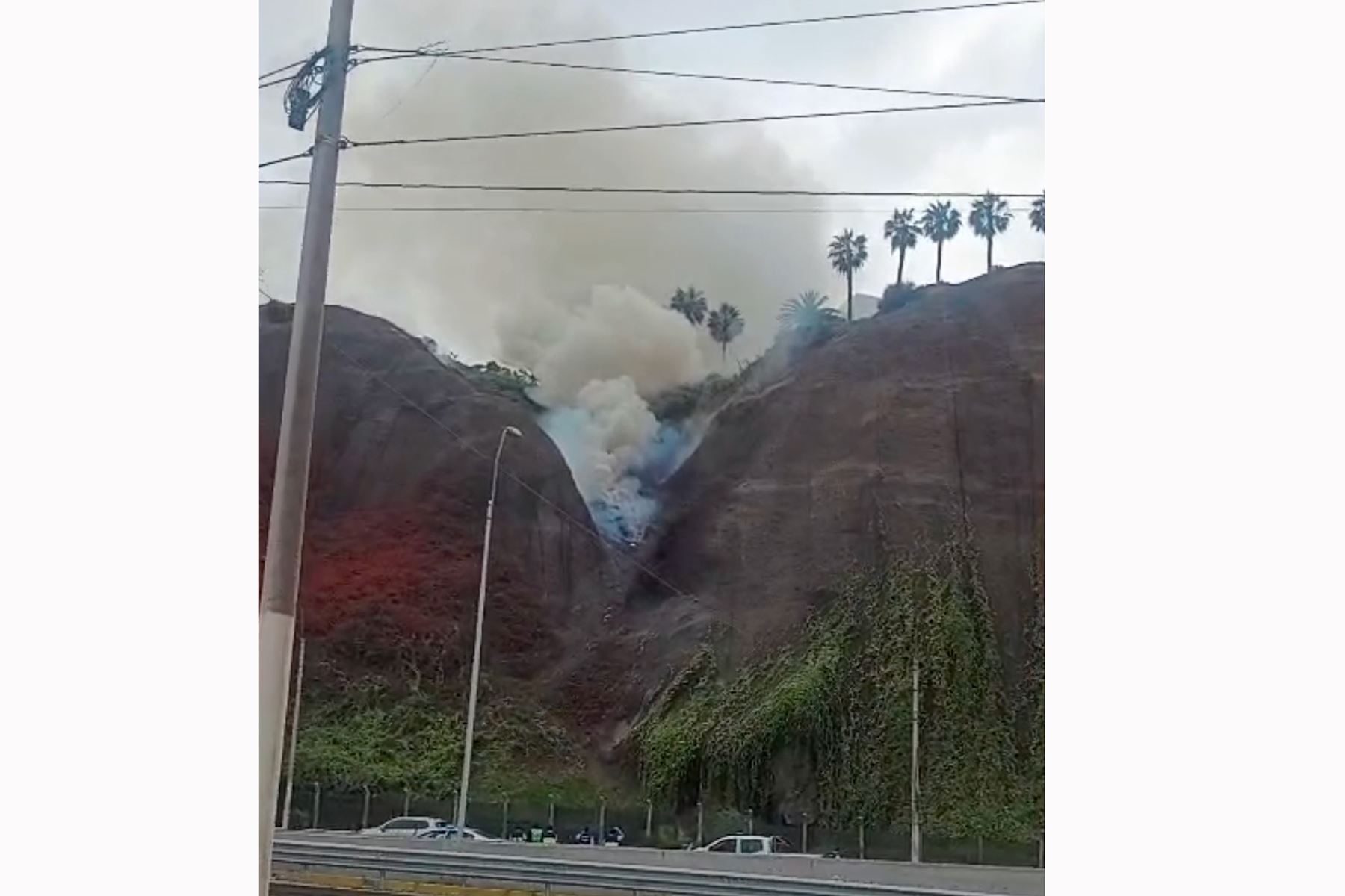 Miraflores: cierran la Costa Verde por incendio en maleza del acantilado