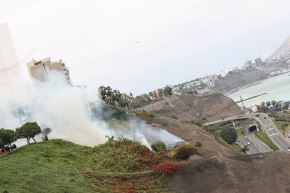 Cerca de 12 unidades de bomberos se encuentran atendiendo el siniestro en el parque Domodossola en Miraflores.  ANDINA/Juan Carlos Guzmán