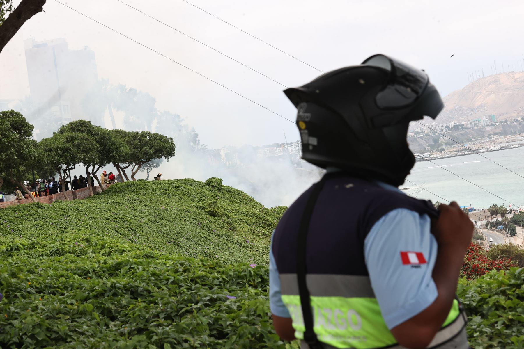 El incendio registrado en la maleza del acantilado de la Costa Verde, a la altura del parque Domodossola, en Miraflores, es controlado por el Cuerpo General de Bomberos Voluntarios del Perú, tras la movilización de cerca de 20 unidades de emergencia. El siniestro genera el cierre temporal de un tramo de la vía del circuito de playas. Foto: ANDINA/Juan Carlos Guzmán