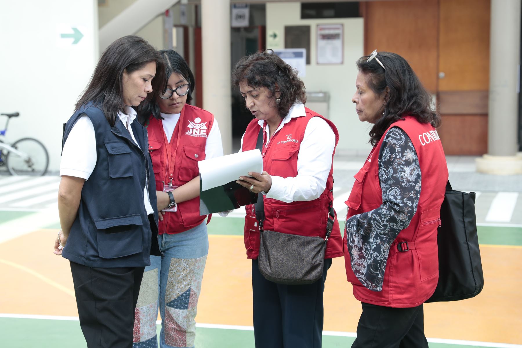Vecinos de San Borja de todas las edades acuden a votar al Colegio Libertador San Martín para las Elecciones Regionales y Municipales 2026, que se realizan a nivel nacional hoy domingo 4 de octubre, con el apoyo de personal de la ONPE, del JNE, de la Contraloría, de las Fuerzas Armadas y de la Policía Nacional. Foto: ANDINA/Daniel Bracamonte