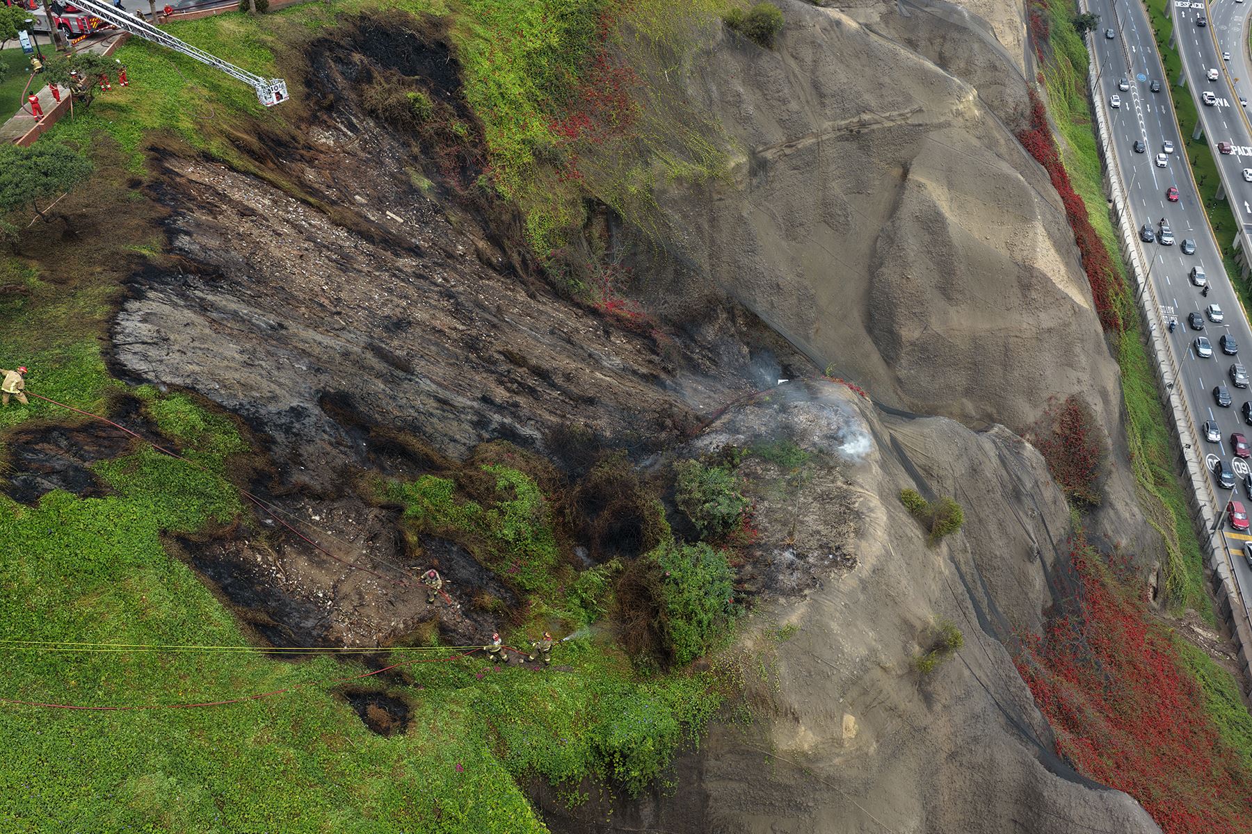 El incendio registrado esta mañana en la maleza del acantilado de la Costa Verde, a la altura del parque Domodossola, en Miraflores, es controlado por el Cuerpo General de Bomberos Voluntarios del Perú, tras movilizar cerca de 20 unidades desde las 9:15 horas de hoy, domingo 4 de octubre. Foto: ANDINA/ Melina Mejía