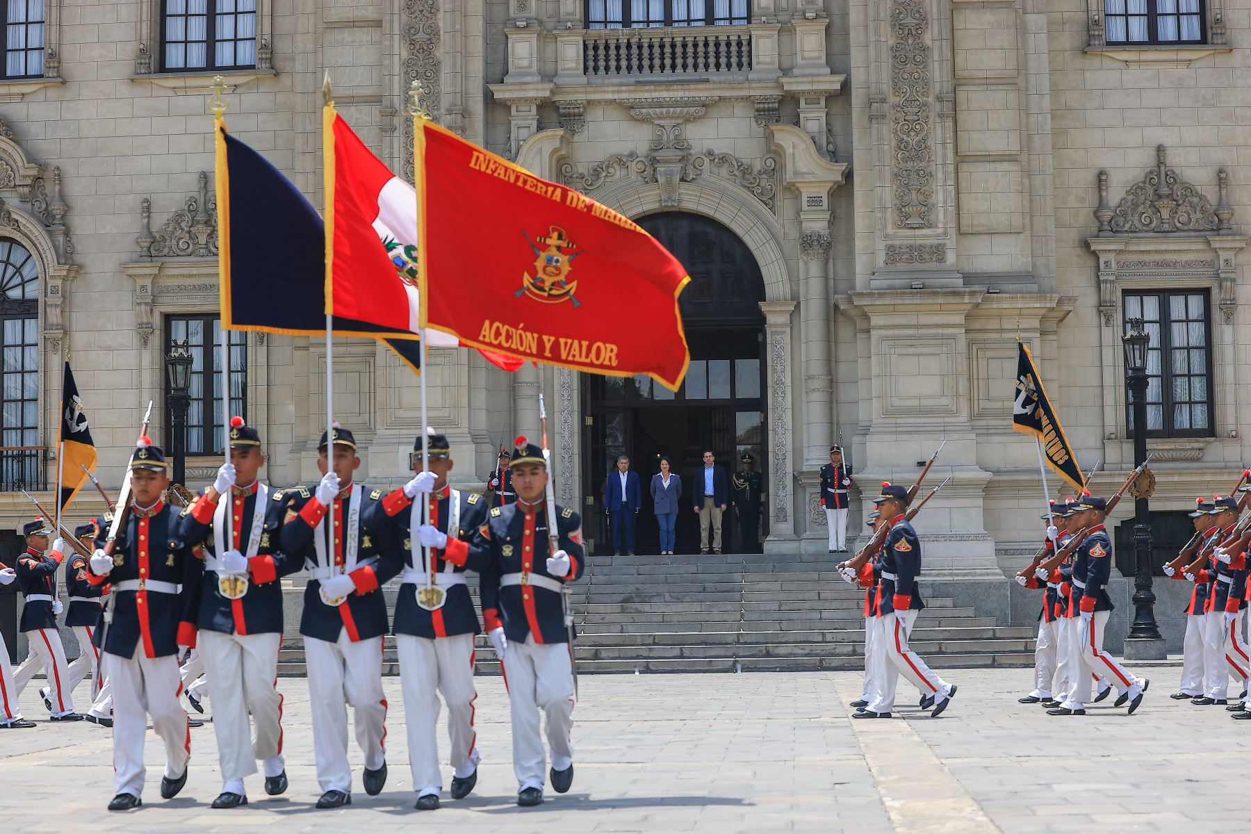 Mandataria Keiko Fujimori presidió el tradicional Cambio de Guardia, a cargo de la Compañía Histórica de la Marina “Juan Fanning”. Foto: ANDINA/ Prensa Presidencia