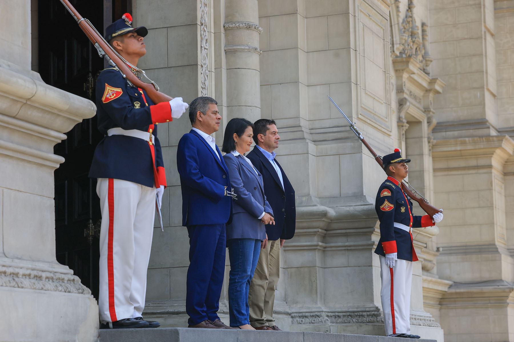 Mandataria Keiko Fujimori presidió el tradicional Cambio de Guardia, a cargo de la Compañía Histórica de la Marina “Juan Fanning”. Foto: ANDINA/ Prensa Presidencia