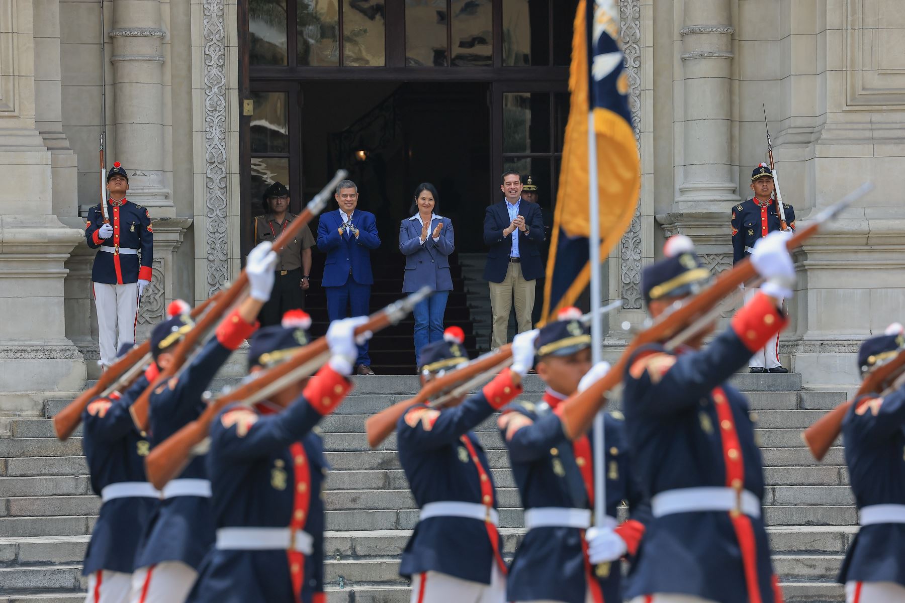 Mandataria Keiko Fujimori presidió el tradicional Cambio de Guardia, a cargo de la Compañía Histórica de la Marina “Juan Fanning”. Foto: ANDINA/ Prensa Presidencia