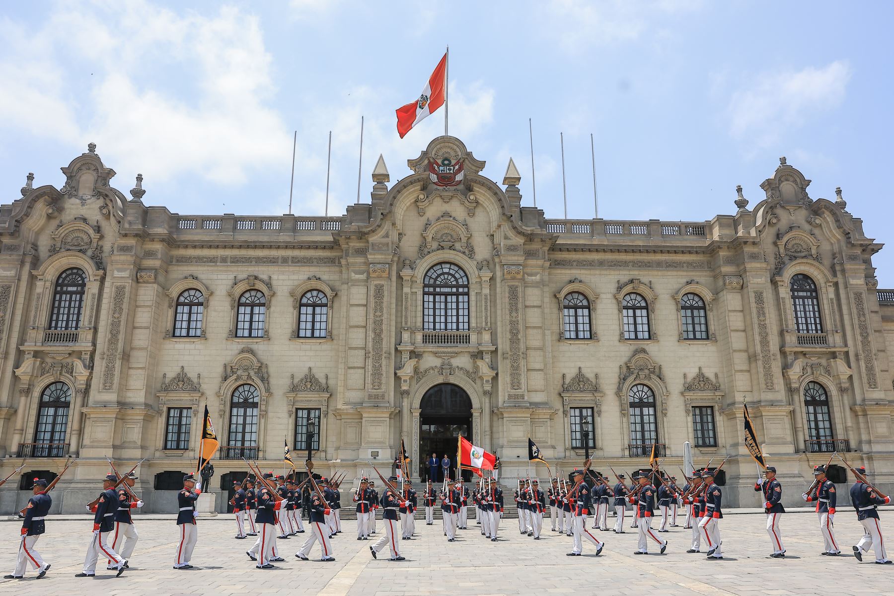 Mandataria Keiko Fujimori presidió el tradicional Cambio de Guardia, a cargo de la Compañía Histórica de la Marina “Juan Fanning”. Foto: ANDINA/ Prensa Presidencia