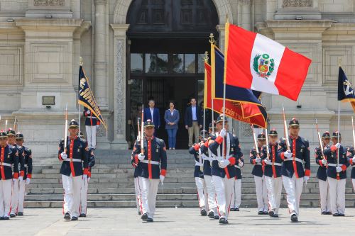 Presidenta Keiko Fujimori lidera cambio de guardia en Palacio de Gobierno