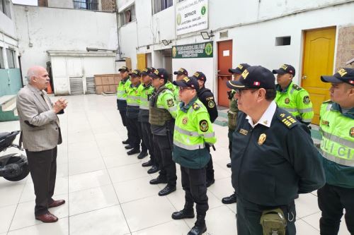 El viceministro de Seguridad Pública, Alberto Jordán Brignole, hizo una visita de inspección a la Comisaría de Apolo, ubicada en el distrito de La Victoria. Foto: Mininter