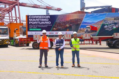 Desde las instalaciones de DP World en el Puerto del Callao, la viceministra de Transportes, Gabriela Carrasco, participó en el embarque de las estructuras con destino al terminal portuario de Paita. Foto: MTC