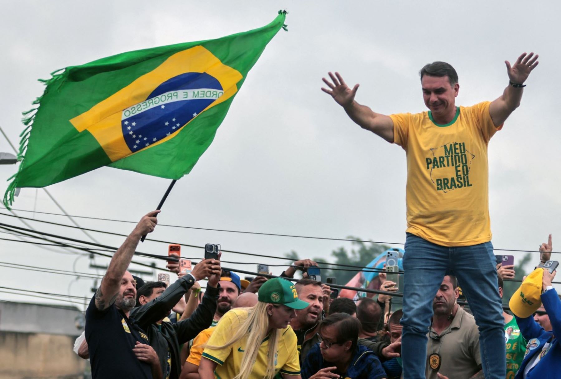 Elecciones en Brasil: la derecha de Flávio Bolsonaro se hace fuerte en las regiones