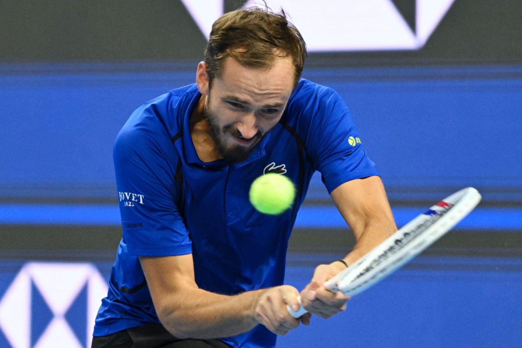 Medvedev descalificado en Pekín por dar un pelotazo a un espectador, Djokovic a la final