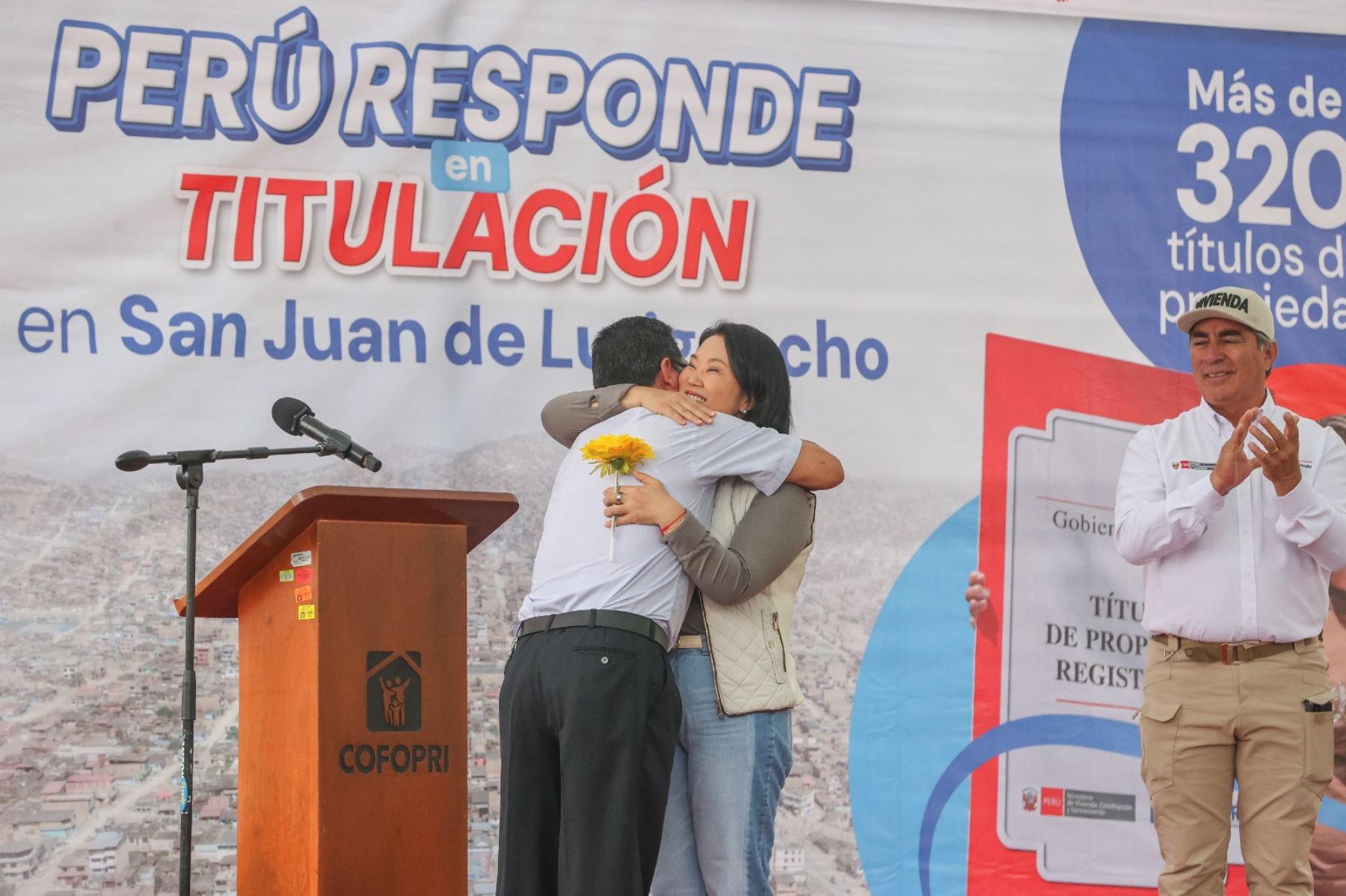 La presidenta de la República, Keiko Fujimori, participa en la entrega de 326 títulos de propiedad a familias de San Juan de Lurigancho, acompañada por el ministro de Vivienda, Construcción y Saneamiento, Mauricio Arnillas. Foto: ANDINA/ Andrés Valle