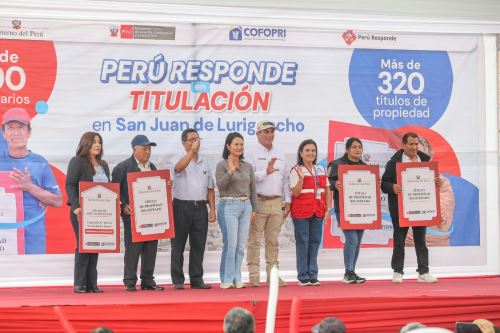 Presidenta Keiko Fujimori entrega más de 320 títulos de propiedad en San Juan de Lurigancho