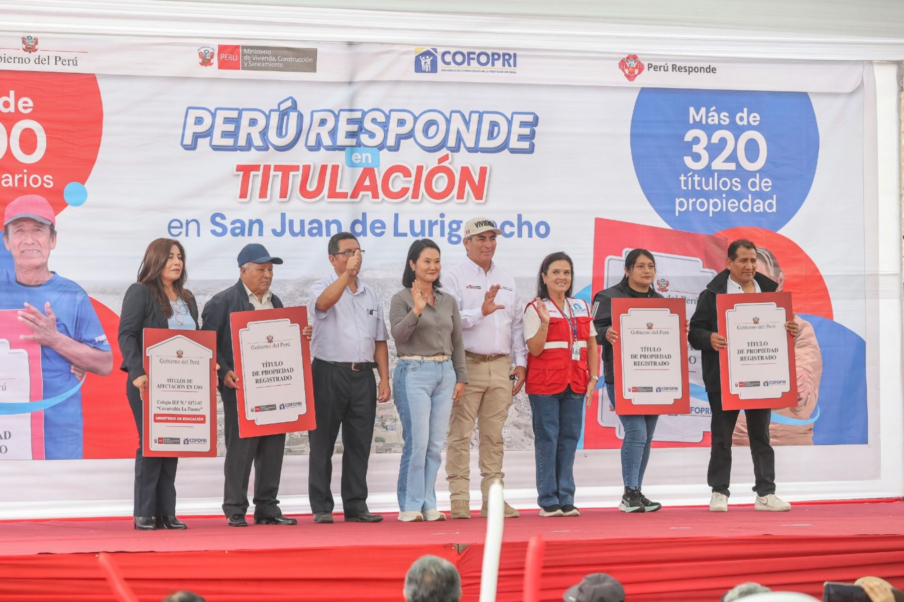 La presidenta de la República, Keiko Fujimori, participa en la entrega de 326 títulos de propiedad a familias de San Juan de Lurigancho, acompañada por el ministro de Vivienda, Construcción y Saneamiento, Mauricio Arnillas. Foto: ANDINA/ Andrés Valle