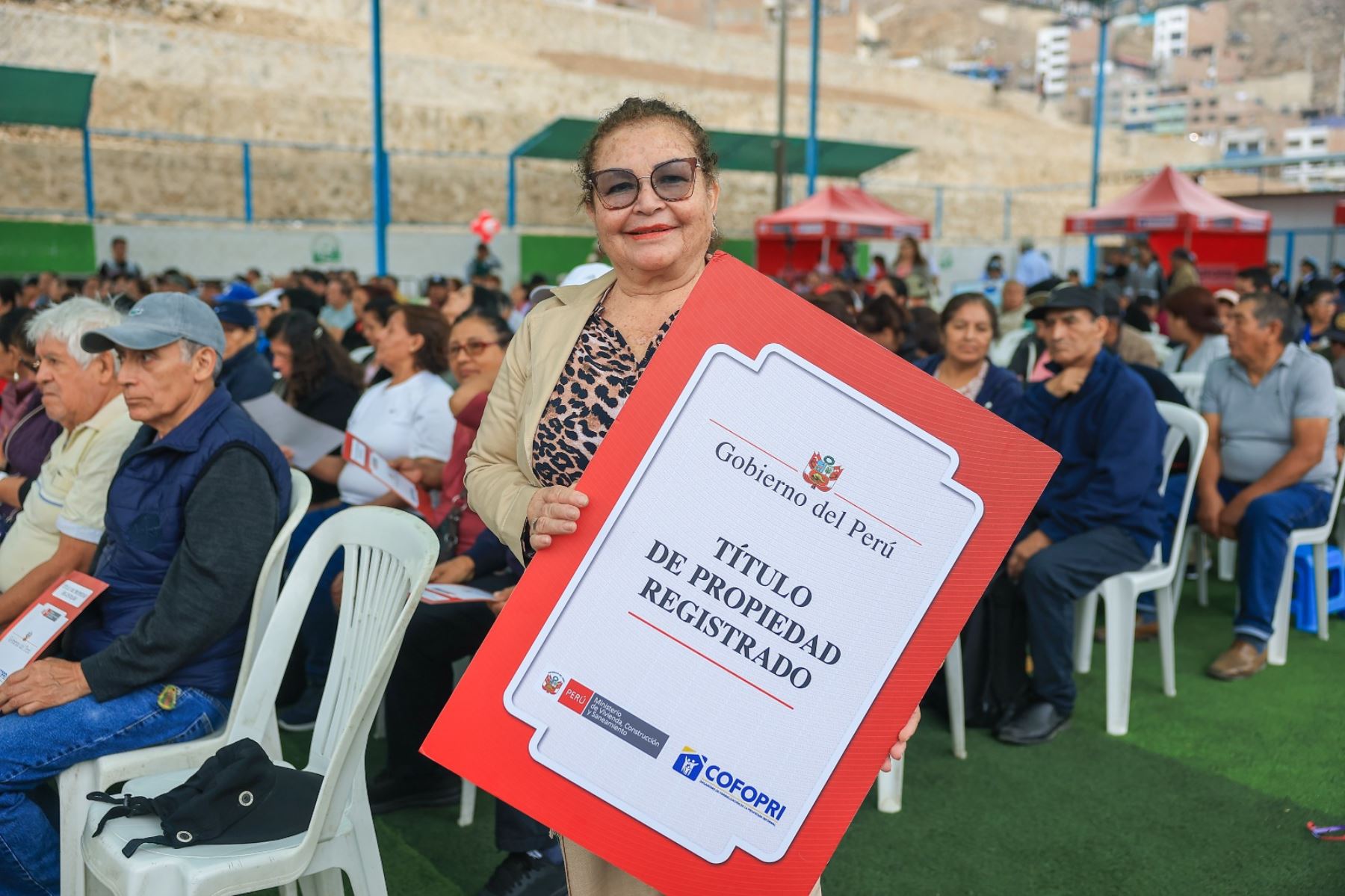 Presidenta Keiko Fujimori entregó 326 títulos de propiedad en la asociación Las Flores de Jicamarca en San Juan de Lurigancho. Foto: ANDINA/ Prensa Presidencia