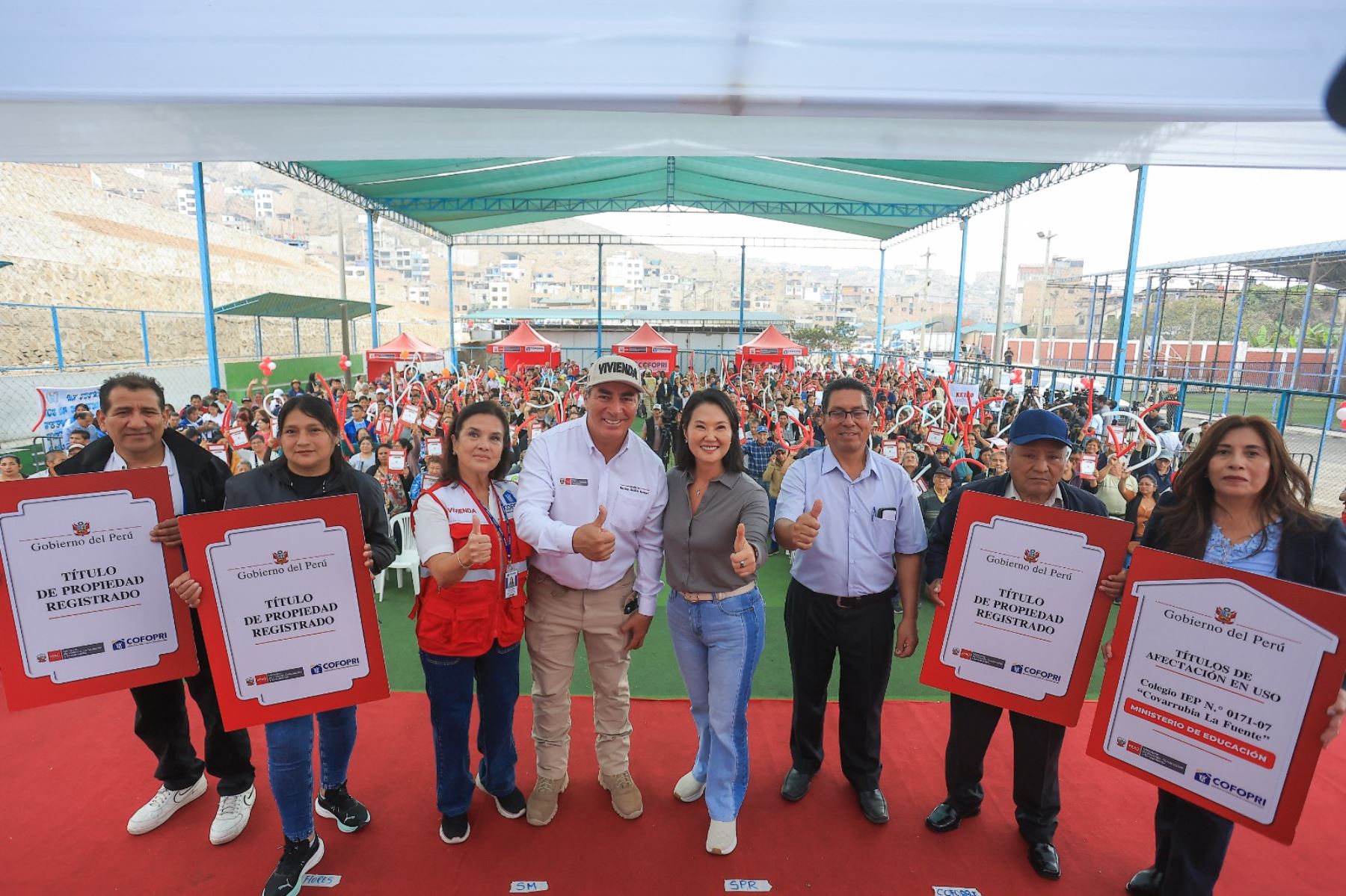 Presidenta Keiko Fujimori entregó 326 títulos de propiedad en la asociación Las Flores de Jicamarca en San Juan de Lurigancho. Foto: ANDINA/ Prensa Presidencia