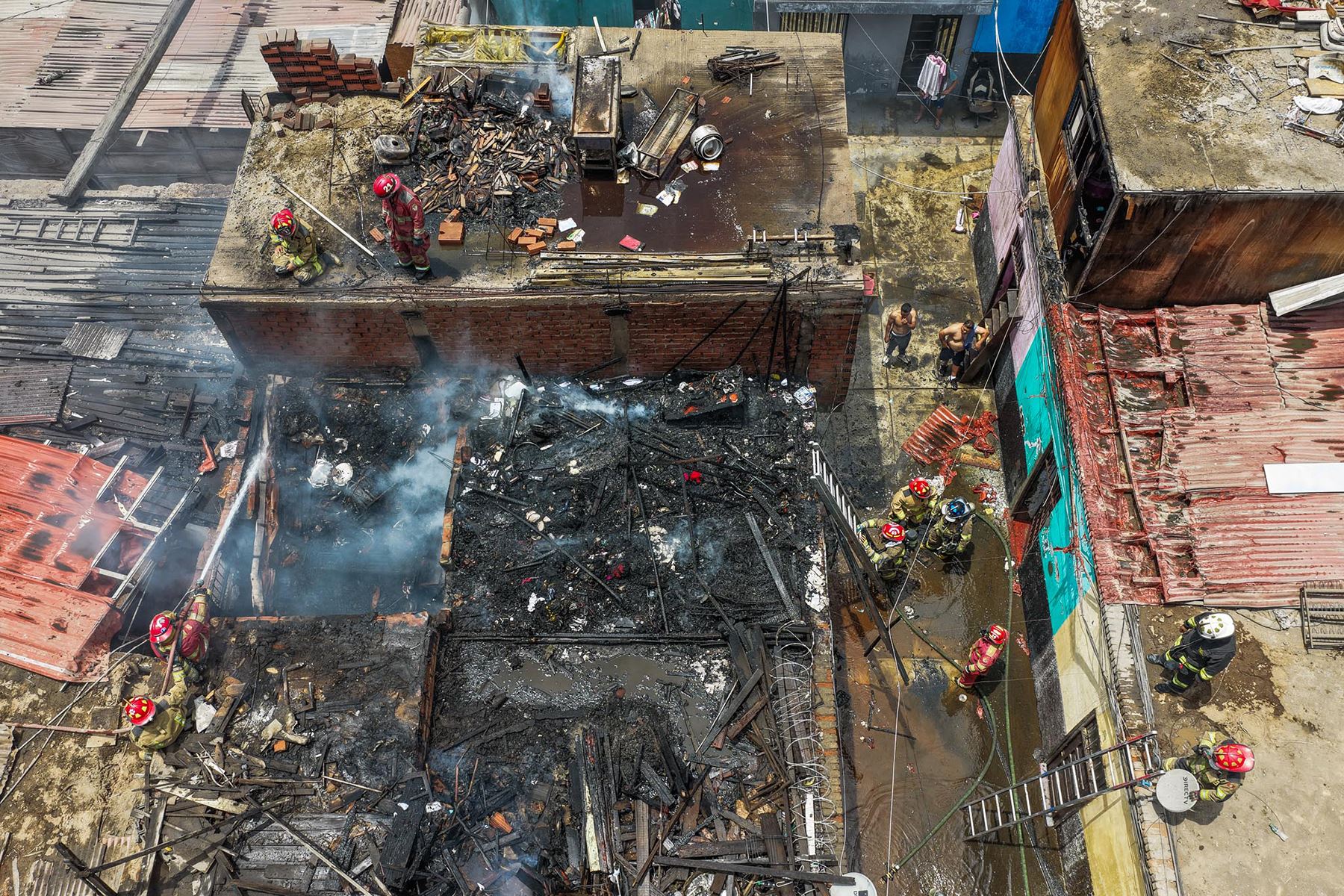 Bomberos controlan un incendio registrado en el cruce de los jirones Madera y Trujillo, en el distrito del Rímac. El siniestro fue atendido al promediar el mediodía. Foto: ANDINA/Daniel Bracamonte