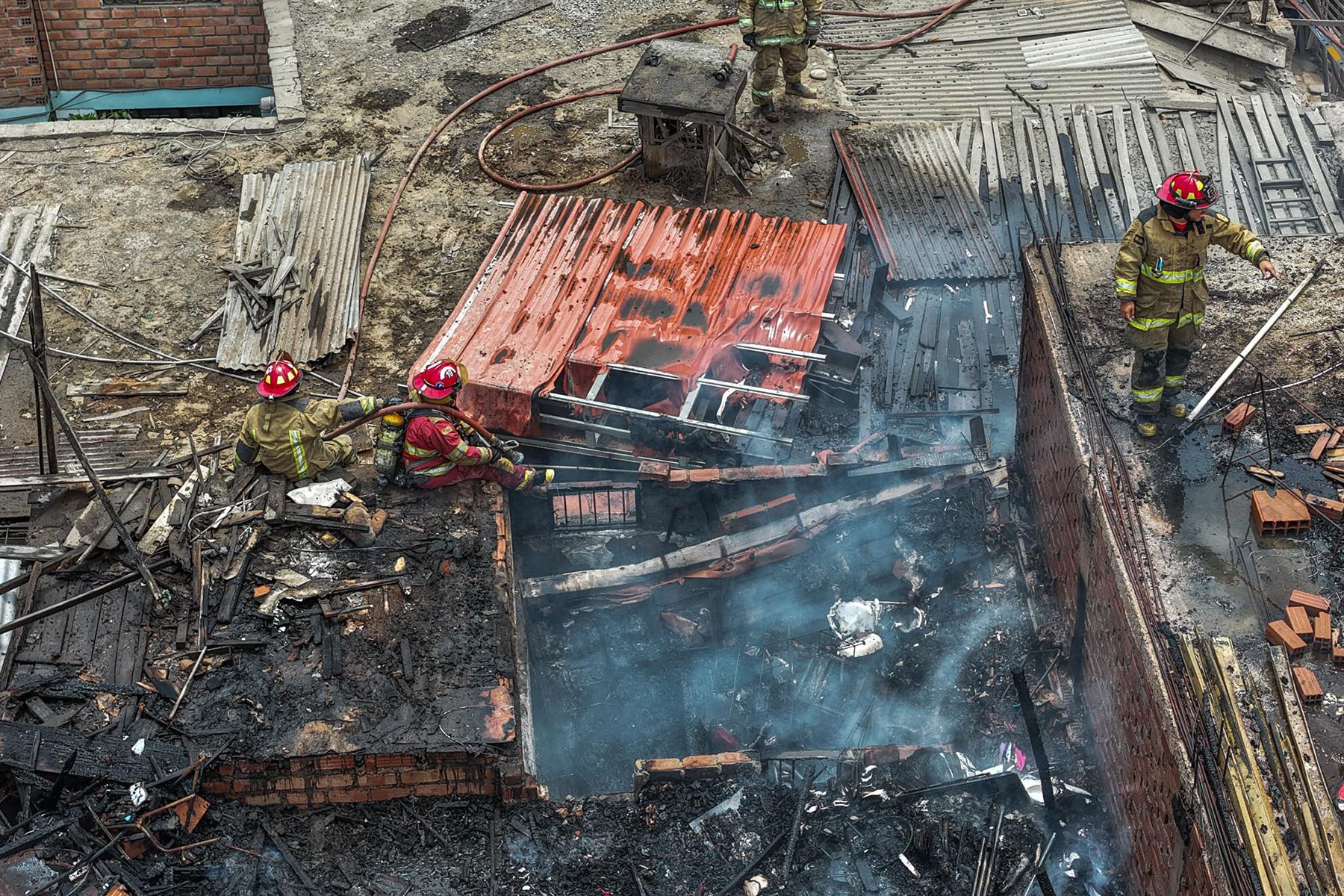 Bomberos controlan un incendio registrado en el cruce de los jirones Madera y Trujillo, en el distrito del Rímac. El siniestro fue atendido al promediar el mediodía. Foto: ANDINA/Daniel Bracamonte