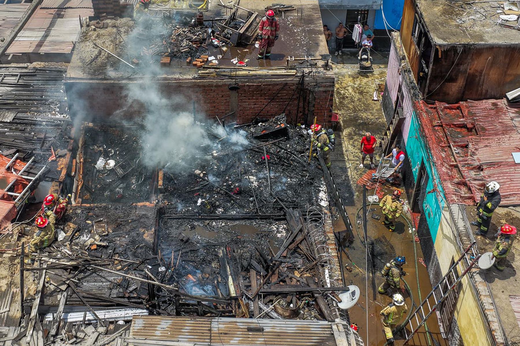 El incendio registrado al mediodía en el cruce de los jirones Madera y Trujillo, en el Rímac, ya fue controlado por los bomberos. Foto: ANDINA/Daniel Bracamonte