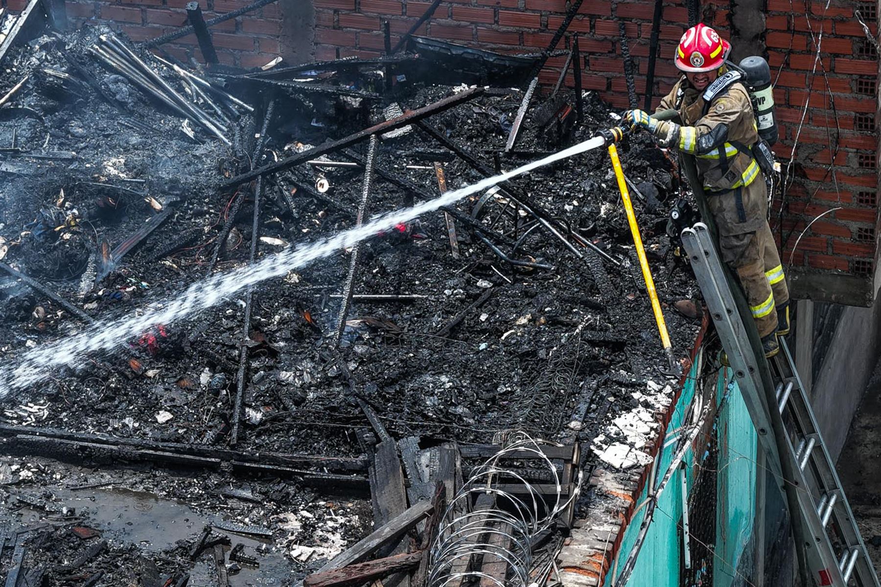 El incendio registrado al mediodía en el cruce de los jirones Madera y Trujillo, en el Rímac, ya fue controlado por los bomberos. Foto: ANDINA/Daniel Bracamonte