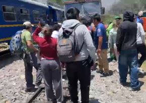 Las operaciones ferroviarias en la vía Ollantaytambo - Machu Picchu, en Cusco, se reanudaron en la tarde de hoy lunes 5 de octubre, luego que la vía se liberó tras la avería sufrida por un tren, a la altura del kilómetro 88. ANDINA/Difusión