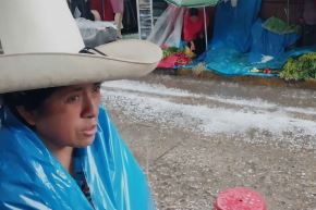 En cuestión de minutos, las calles de Cajamarca se convirtieron en pequeños riachuelos y una capa de granizo cubrió las veredas. Foto: Cortesía Eduard Lozano