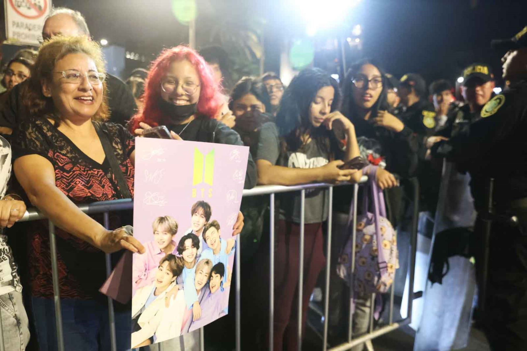 BTS ya se encuentra en Lima para ofrecer tres conciertos los días 7, 9 y 10 de octubre en el Estadio San Marcos, presentaciones que marcarán el debut de la agrupación surcoreana en el Perú. En la antesala, fanáticos se congregan con expectativa en los exteriores del hotel Marriott, en Miraflores. Foto: ANDINA/Melina Mejía.