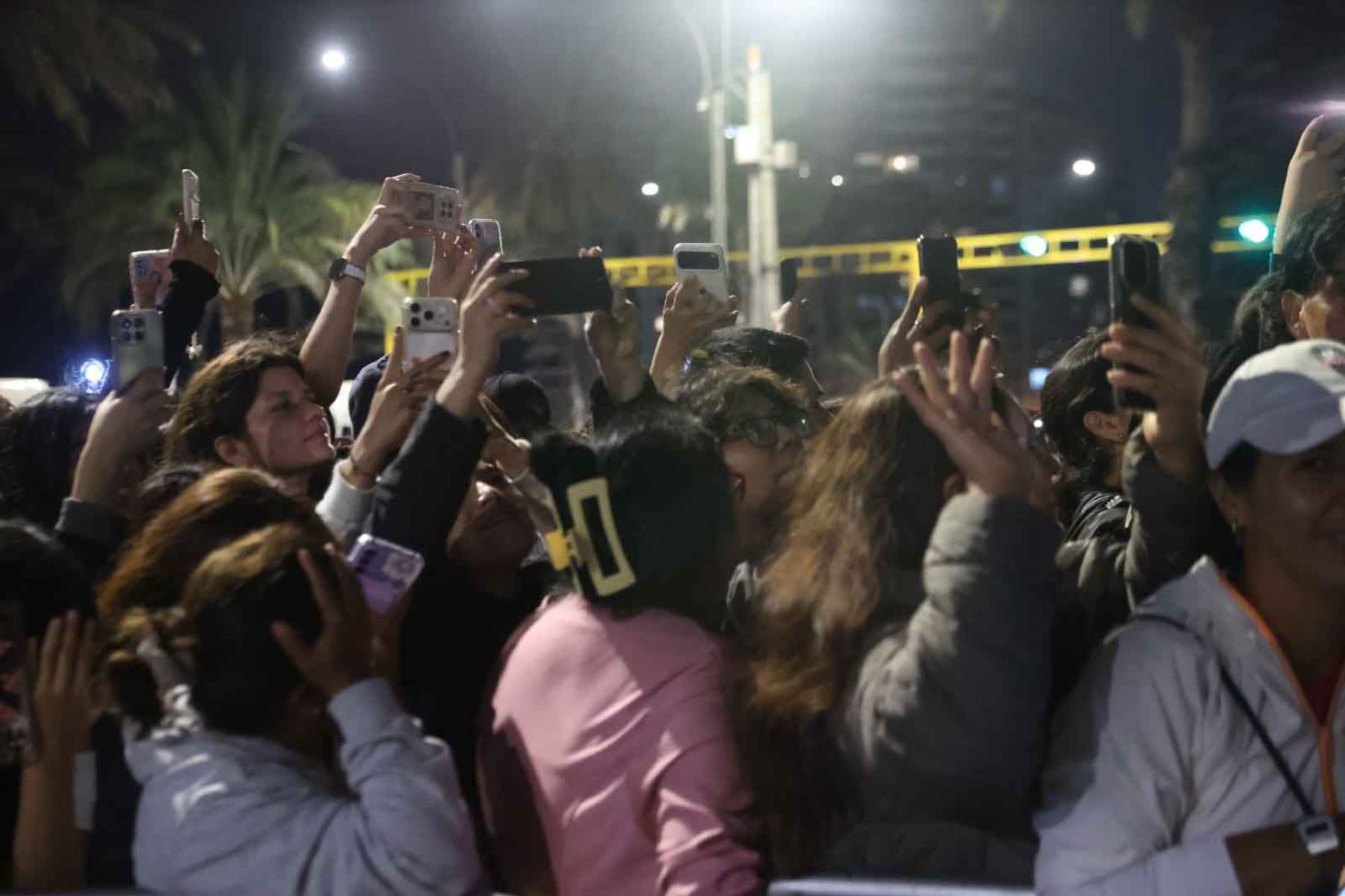 BTS ya se encuentra en Lima para ofrecer tres conciertos los días 7, 9 y 10 de octubre en el Estadio San Marcos, presentaciones que marcarán el debut de la agrupación surcoreana en el Perú. En la antesala, fanáticos se congregan con expectativa en los exteriores del hotel Marriott, en Miraflores. Foto: ANDINA/Melina Mejía.