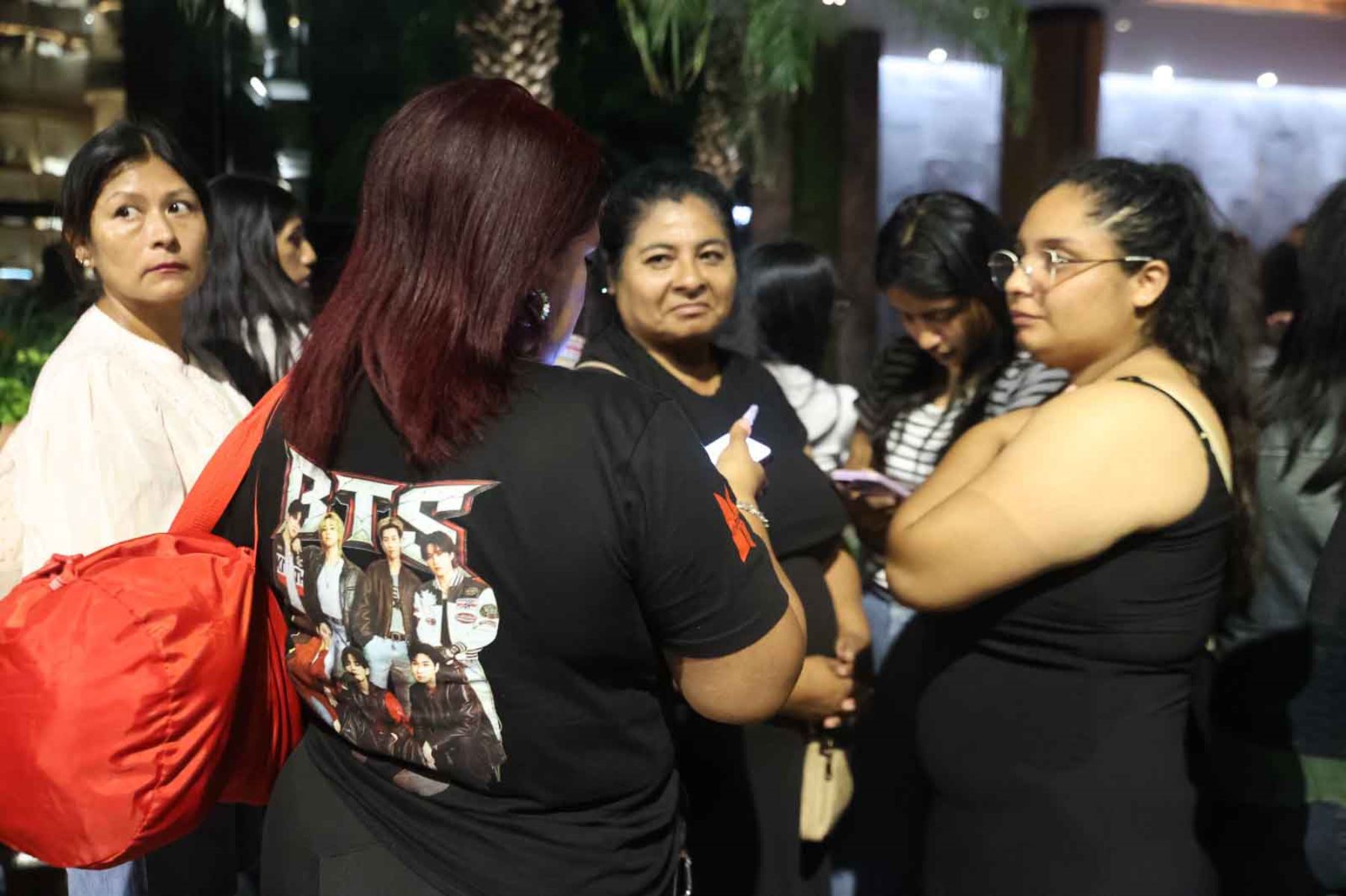 BTS ya se encuentra en Lima para ofrecer tres conciertos los días 7, 9 y 10 de octubre en el Estadio San Marcos, presentaciones que marcarán el debut de la agrupación surcoreana en el Perú. En la antesala, fanáticos se congregan con expectativa en los exteriores del hotel Marriott, en Miraflores. Foto: ANDINA/Melina Mejía.
