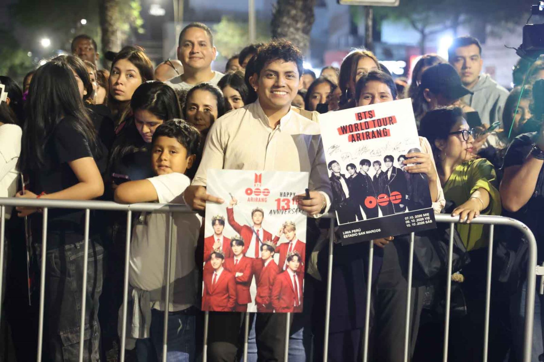 BTS ya se encuentra en Lima para ofrecer tres conciertos los días 7, 9 y 10 de octubre en el Estadio San Marcos, presentaciones que marcarán el debut de la agrupación surcoreana en el Perú. En la antesala, fanáticos se congregan con expectativa en los exteriores del hotel Marriott, en Miraflores. Foto: ANDINA/Melina Mejía.