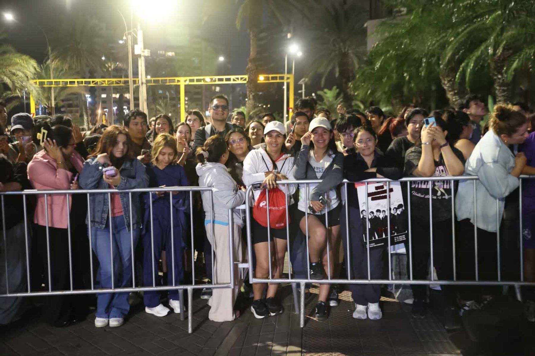 BTS ya se encuentra en Lima para ofrecer tres conciertos los días 7, 9 y 10 de octubre en el Estadio San Marcos, presentaciones que marcarán el debut de la agrupación surcoreana en el Perú. En la antesala, fanáticos se congregan con expectativa en los exteriores del hotel Marriott, en Miraflores. Foto: ANDINA/Melina Mejía.