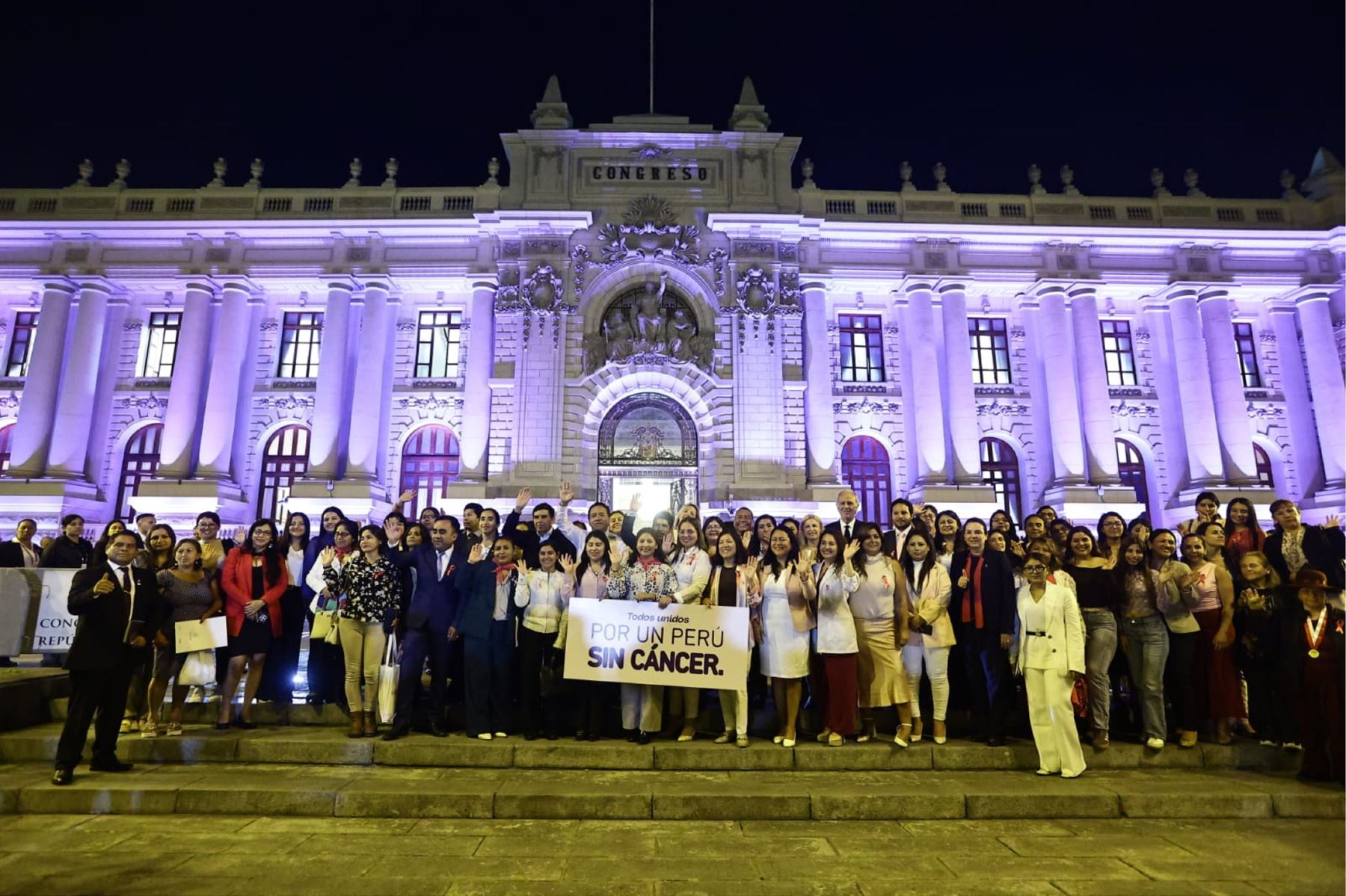 Congreso: Iluminan Palacio Legislativo por la prevención y lucha contra el cáncer de mama