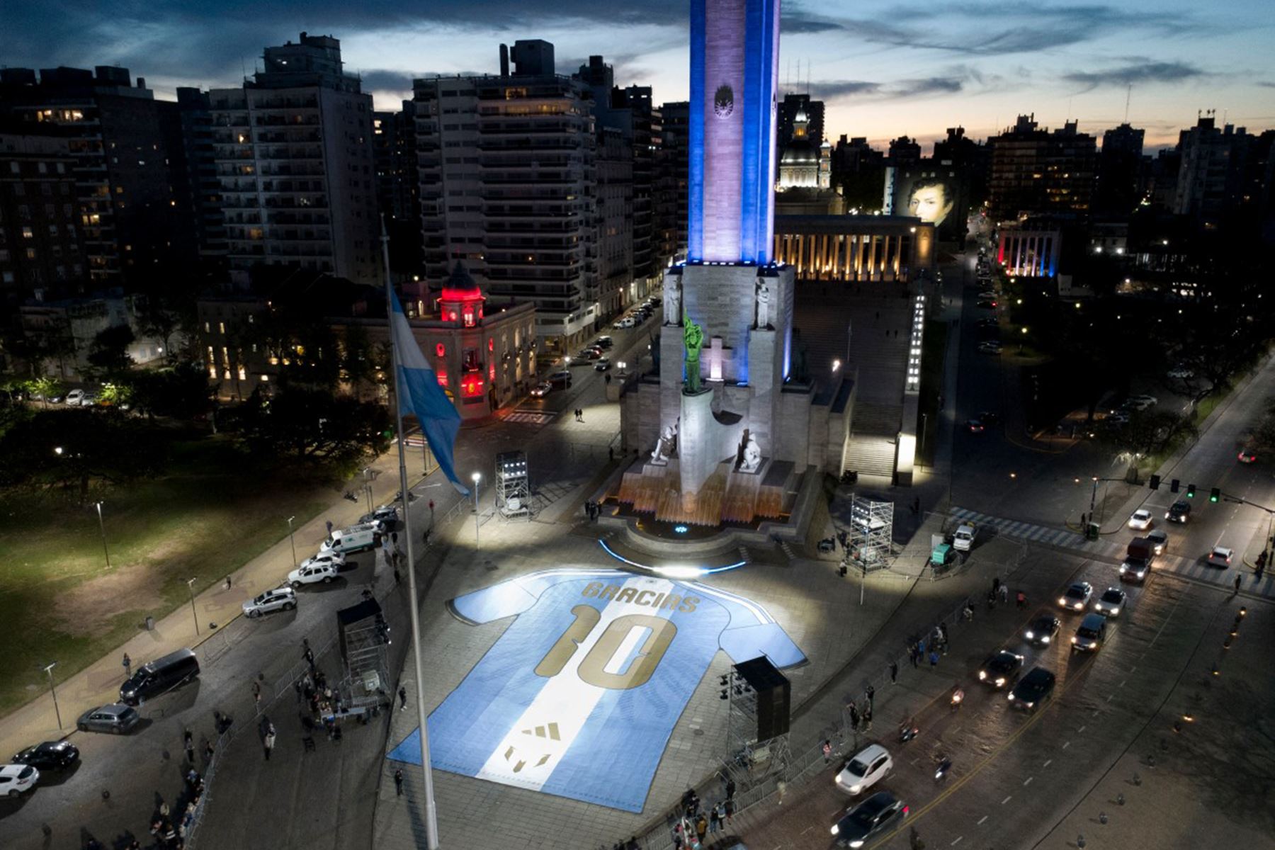 Camiseta gigante que conmemora la despedida de Lionel Messi de la selección argentina de fútbol, ​​exhibida en el Monumento Nacional a la Bandera en Rosario, Argentina, en vísperas del partido amistoso internacional entre Argentina y Benín. Foto: AFP