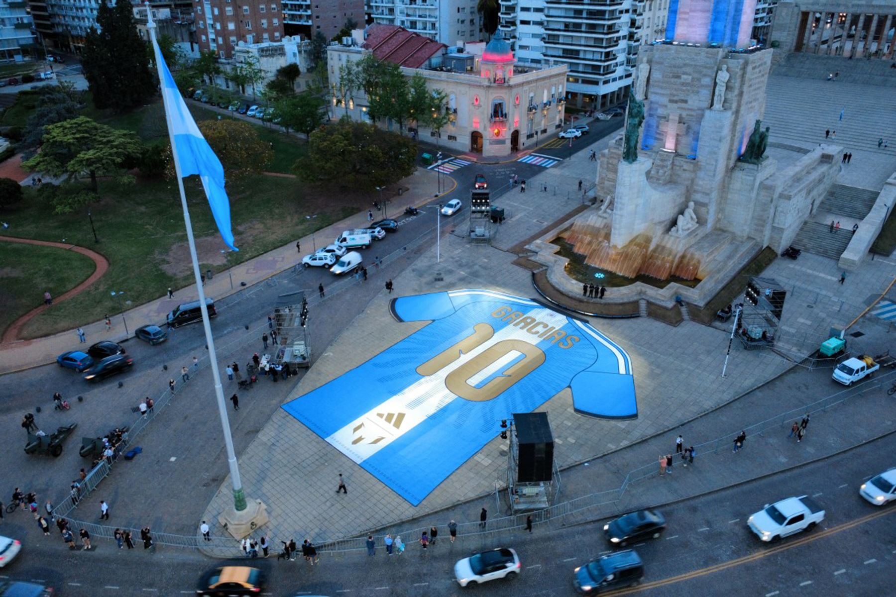 Camiseta gigante que conmemora la despedida de Lionel Messi de la selección argentina de fútbol, ​​exhibida en el Monumento Nacional a la Bandera en Rosario, Argentina, en vísperas del partido amistoso internacional entre Argentina y Benín. Foto: AFP