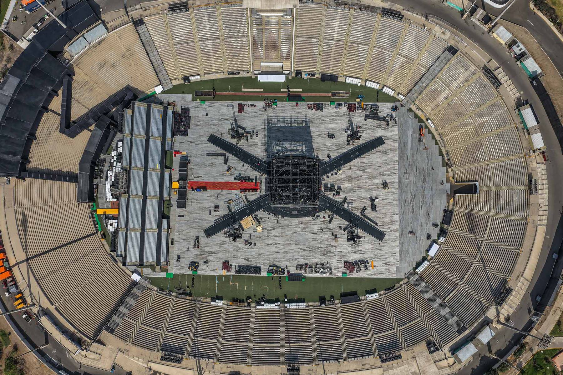 El estadio San Marcos luce listo para recibir a BTS. Imágenes captadas con dron permiten apreciar la magnitud del escenario y las estructuras instaladas para los tres conciertos que la agrupación surcoreana ofrecerá en Lima. Foto: ANDINA/ Andrés Valle
