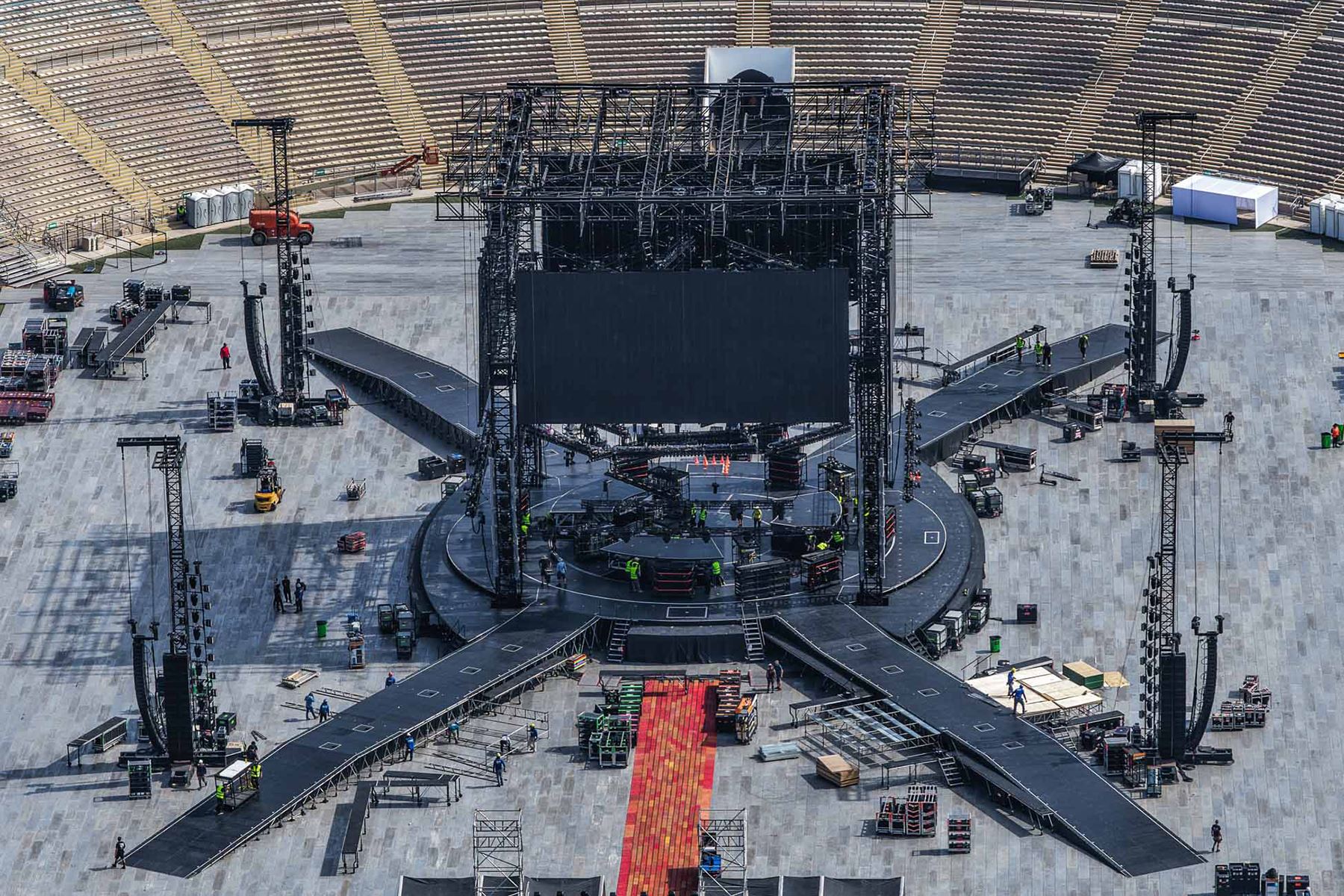 El estadio San Marcos luce listo para recibir a BTS. Imágenes captadas con dron permiten apreciar la magnitud del escenario y las estructuras instaladas para los tres conciertos que la agrupación surcoreana ofrecerá en Lima. Foto: ANDINA/ Andrés Valle
