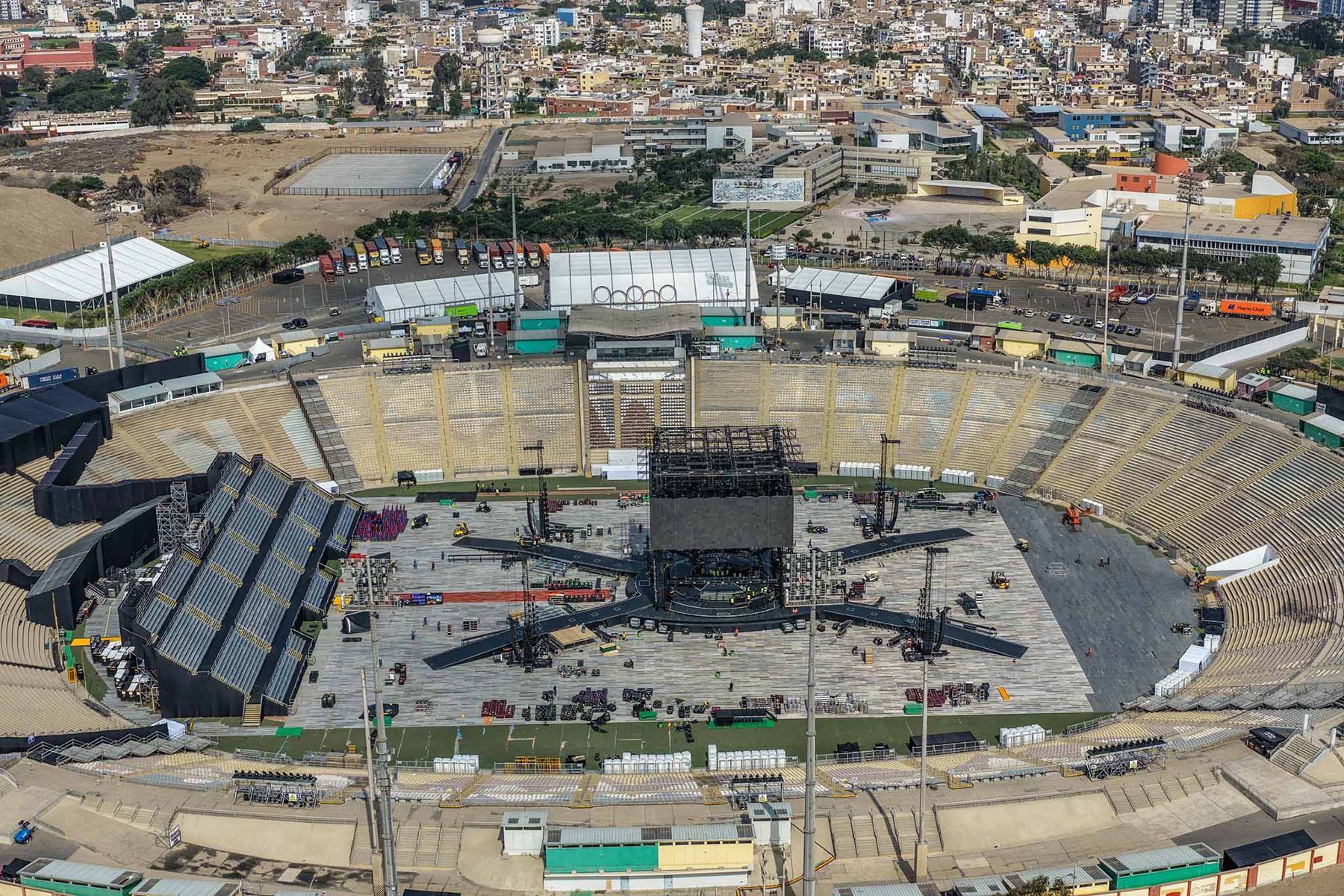 A un día del esperado debut de BTS en el Perú, el estadio San Marcos ultima detalles para recibir a miles de seguidores de la agrupación surcoreana, que se presentará en Lima los días 7, 9 y 10 de octubre. Foto: ANDINA/ Andrés Valle
