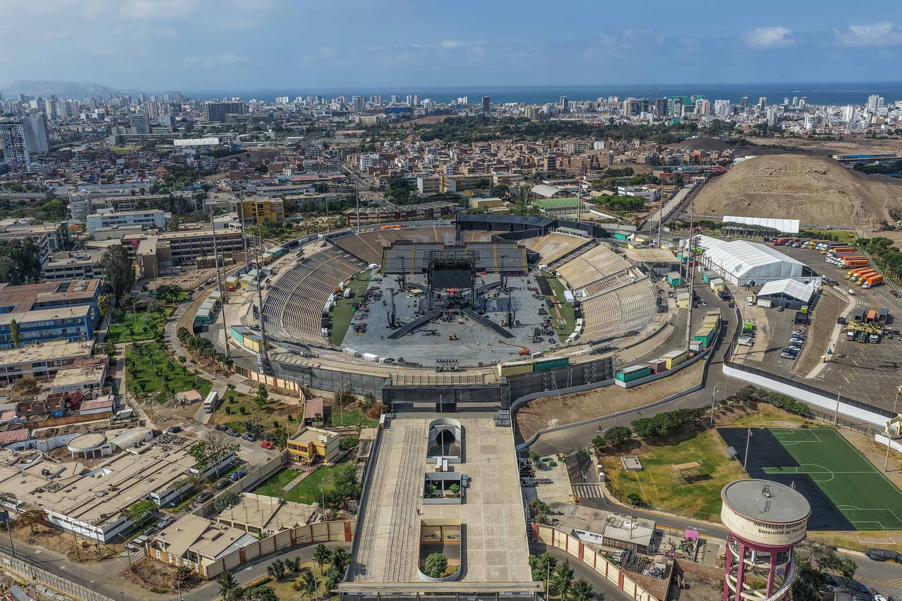 A un día del esperado debut de BTS en el Perú, el estadio San Marcos ultima detalles para recibir a miles de seguidores de la agrupación surcoreana, que se presentará en Lima los días 7, 9 y 10 de octubre. Foto: ANDINA/ Andrés Valle