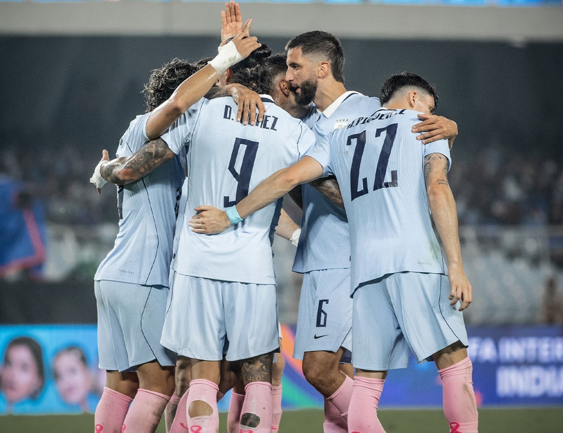 Uruguay de Diego Forlán goleó 6-1 a India en el cierre de  su gira asiática