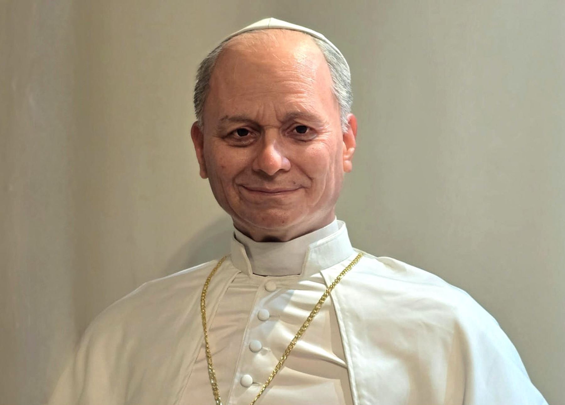 El artista peruano Walt Wizard realiza la primera estatua hiperrealista del papa León XIV