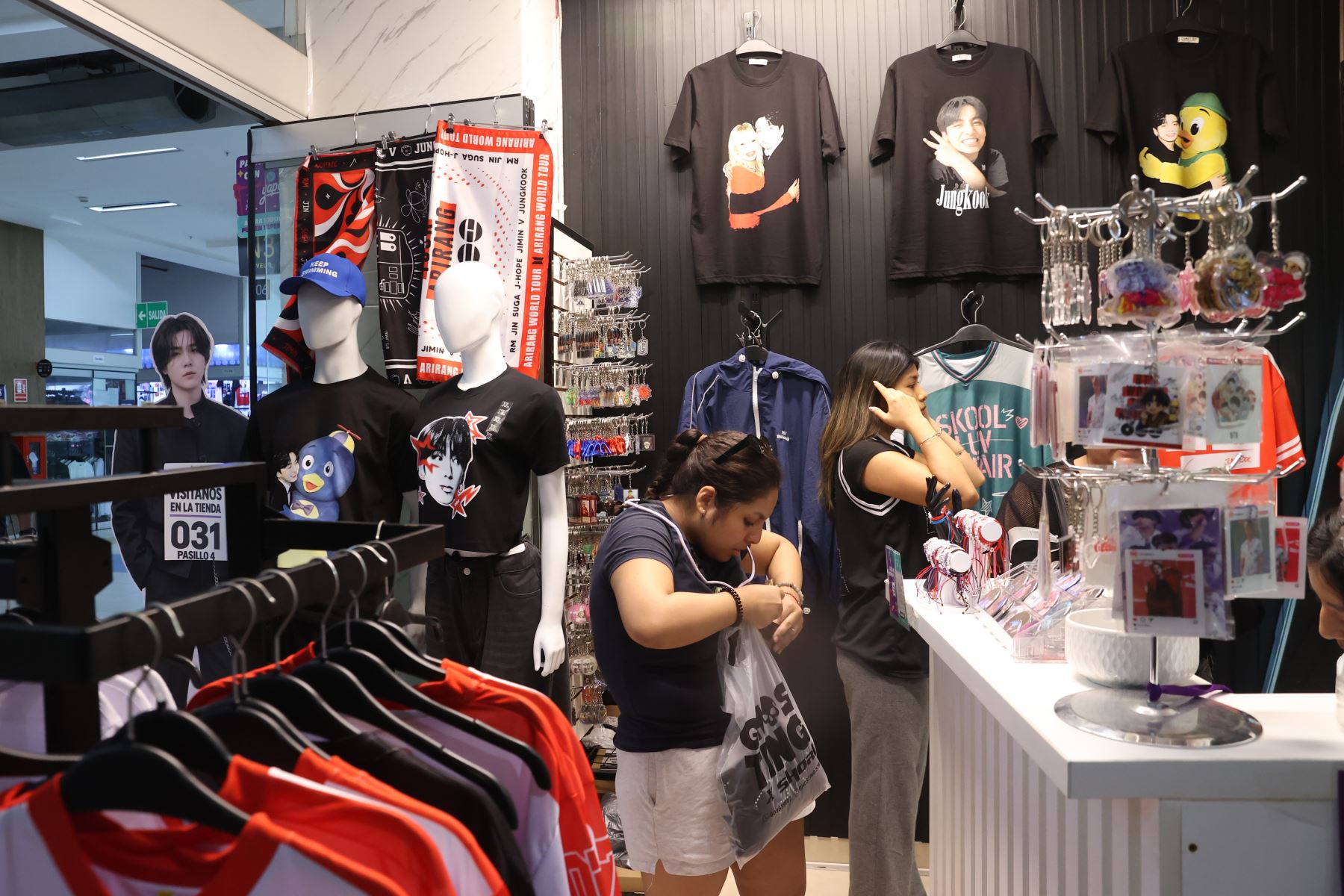 En la galeria GAMA MODA PLAZA
Piso 3 los fans de BTS podrán encontrar varios stands con prendas de su banda favorita. La pueden ubicar en Agustín Gamarra 1275, La Victoria. Foto: ANDINA/Melina Mejía