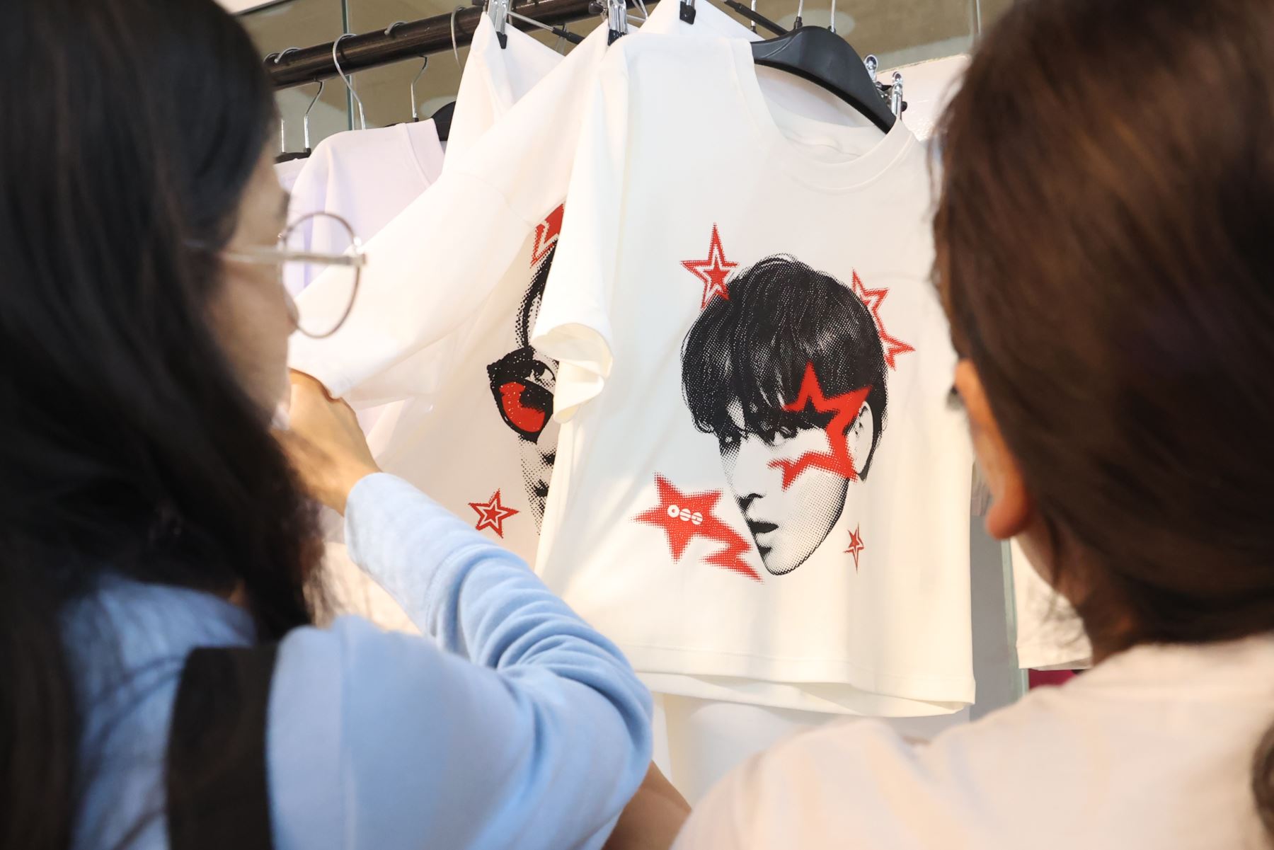 En Gamarra las fans de la popular banda surcoreana BTS pueden encontrar outfits completos para asistir a los conciertos que se realizarán en Lima los días 7,9 y 10 de octubre en el Estadio de San Marcos. Foto: ANDINA/Melina Mejía