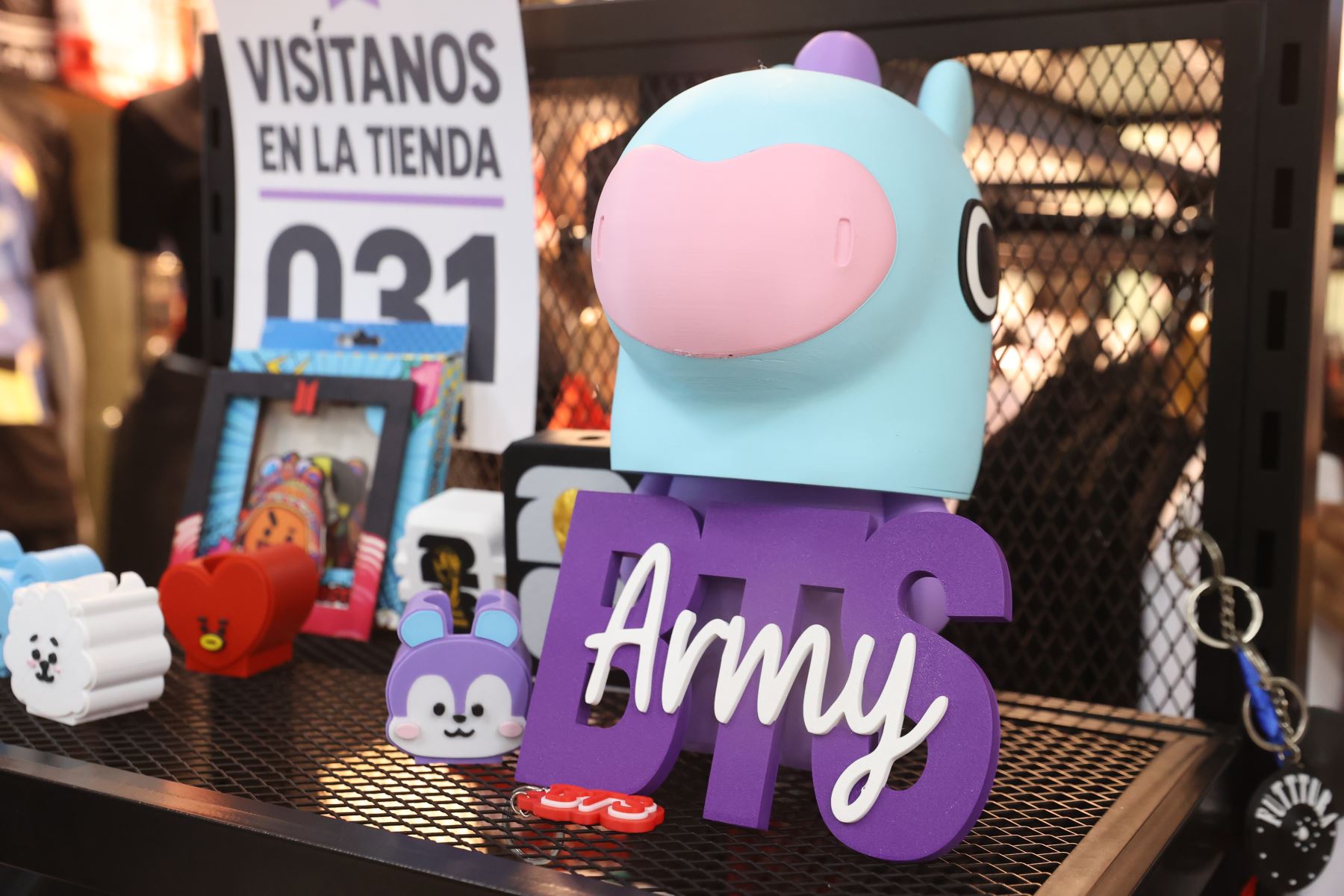 En Gamarra las fans de la popular banda surcoreana BTS pueden encontrar outfits completos para asistir a los conciertos que se realizarán en Lima los días 7,9 y 10 de octubre en el Estadio de San Marcos. Foto: ANDINA/Melina Mejía
