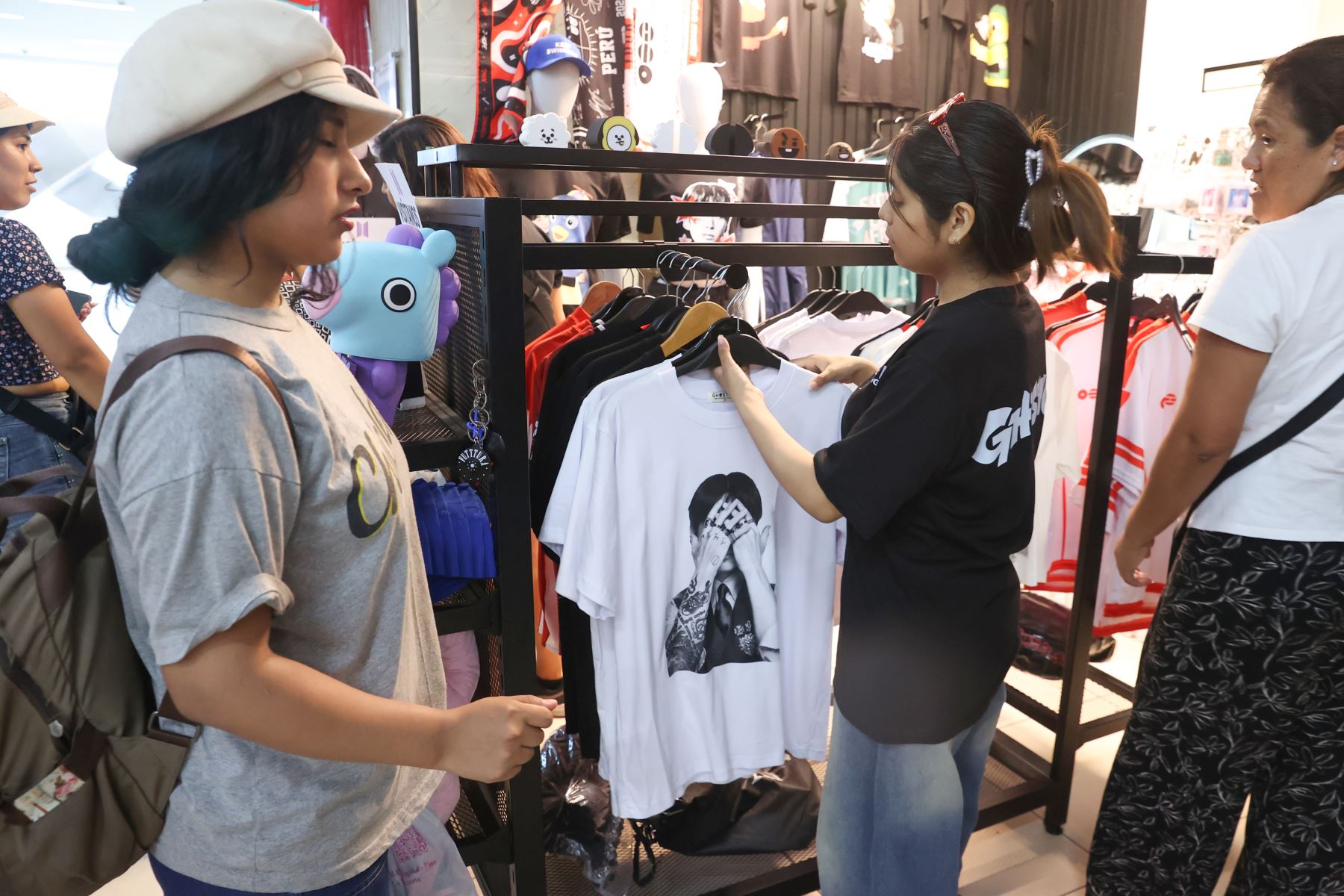 En Gamarra las fans de la popular banda surcoreana BTS pueden encontrar outfits completos para asistir a los conciertos que se realizarán en Lima los días 7,9 y 10 de octubre en el Estadio de San Marcos. Foto: ANDINA/Melina Mejía